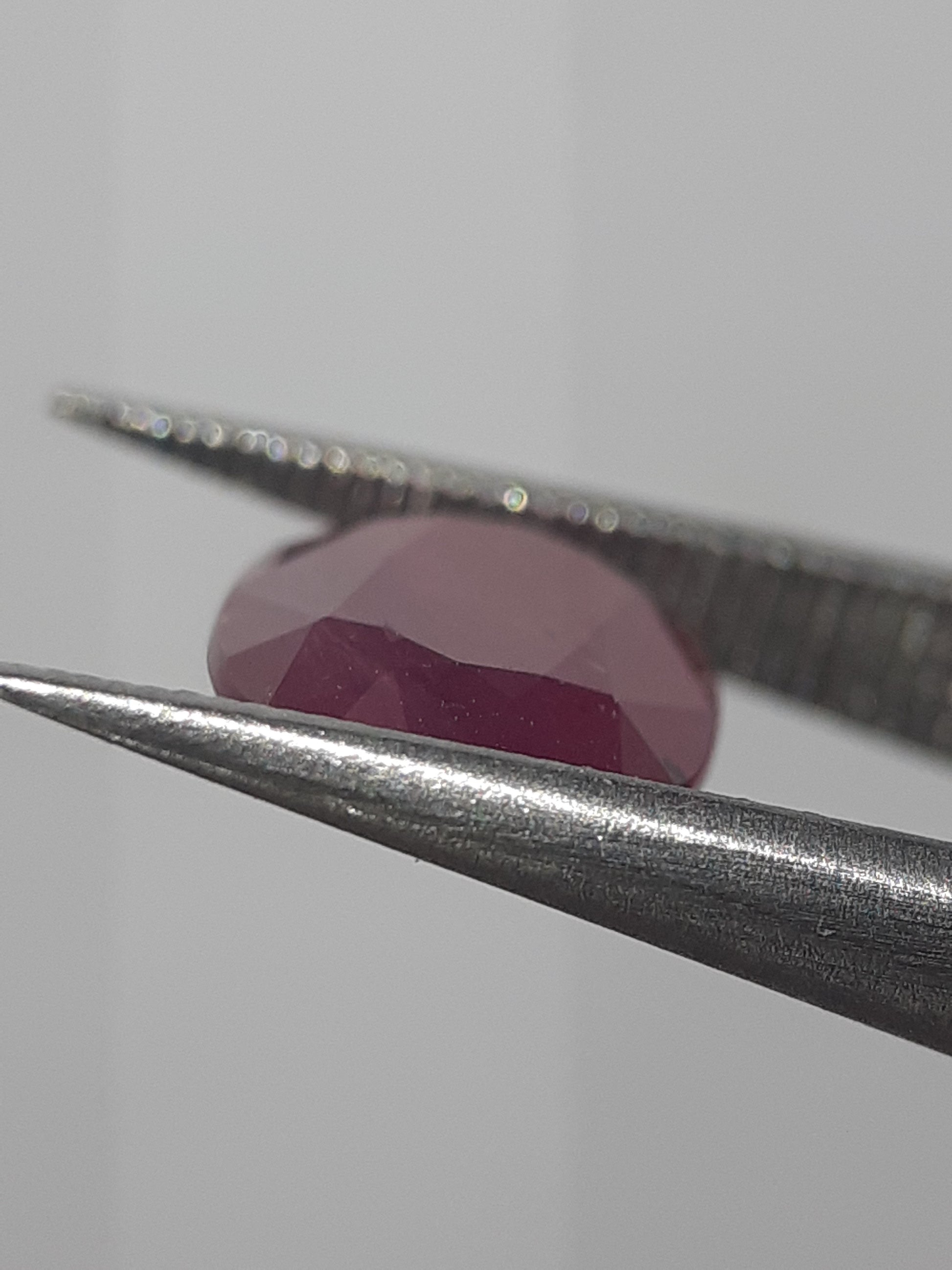 Natural purplish red Ruby - 1.86 ct - oval - unheated - certified by NGB - Natural Gems Belgium