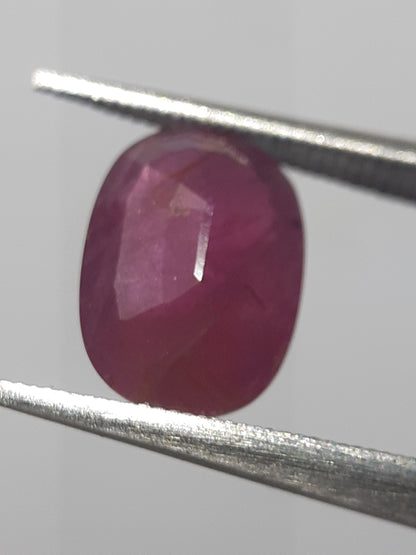 Natural purplish red Ruby - 1.86 ct - oval - unheated - certified by NGB - Natural Gems Belgium