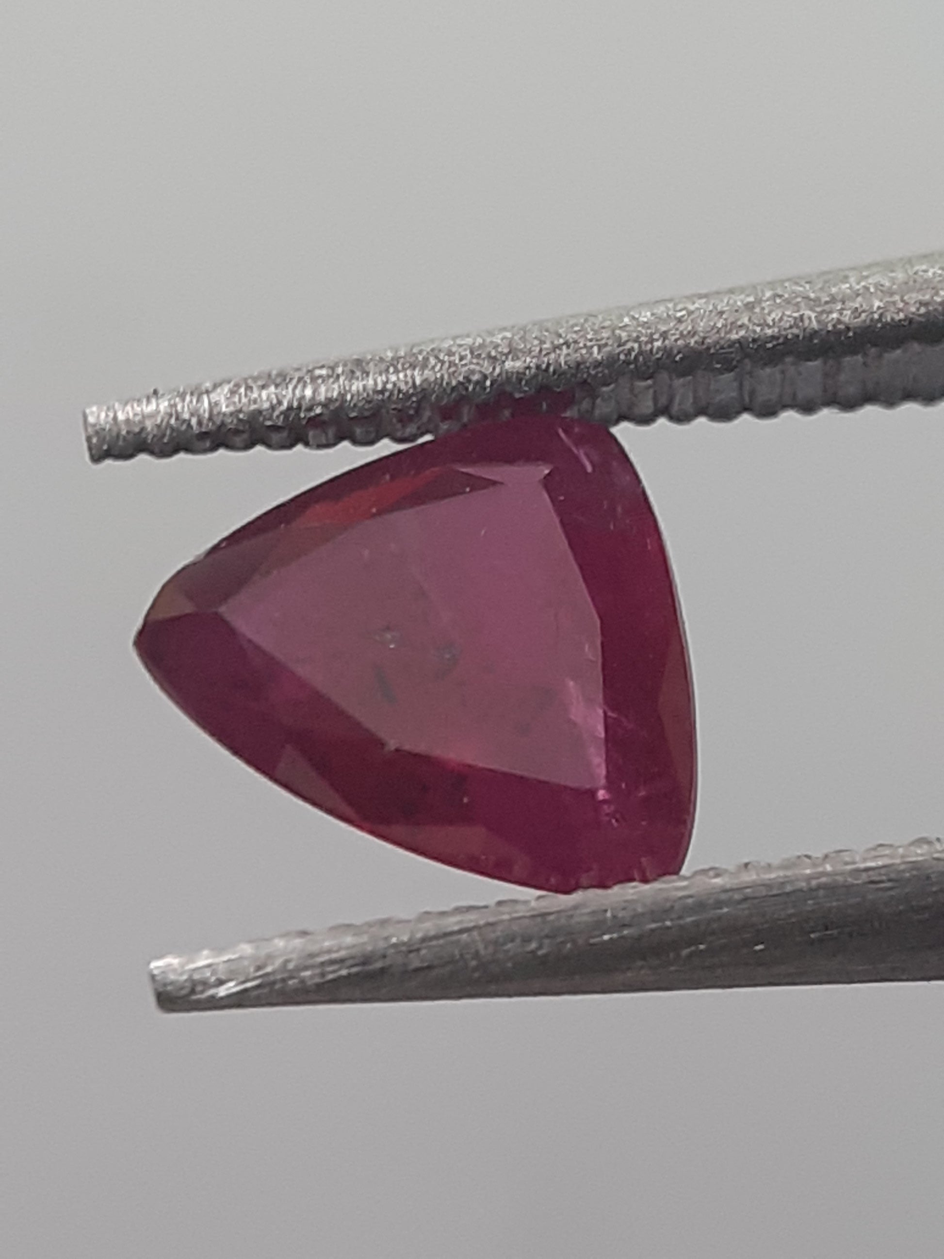 Natural purplish red Ruby - 0.64 ct - Trillion - heated - certified by NGB - Natural Gems Belgium