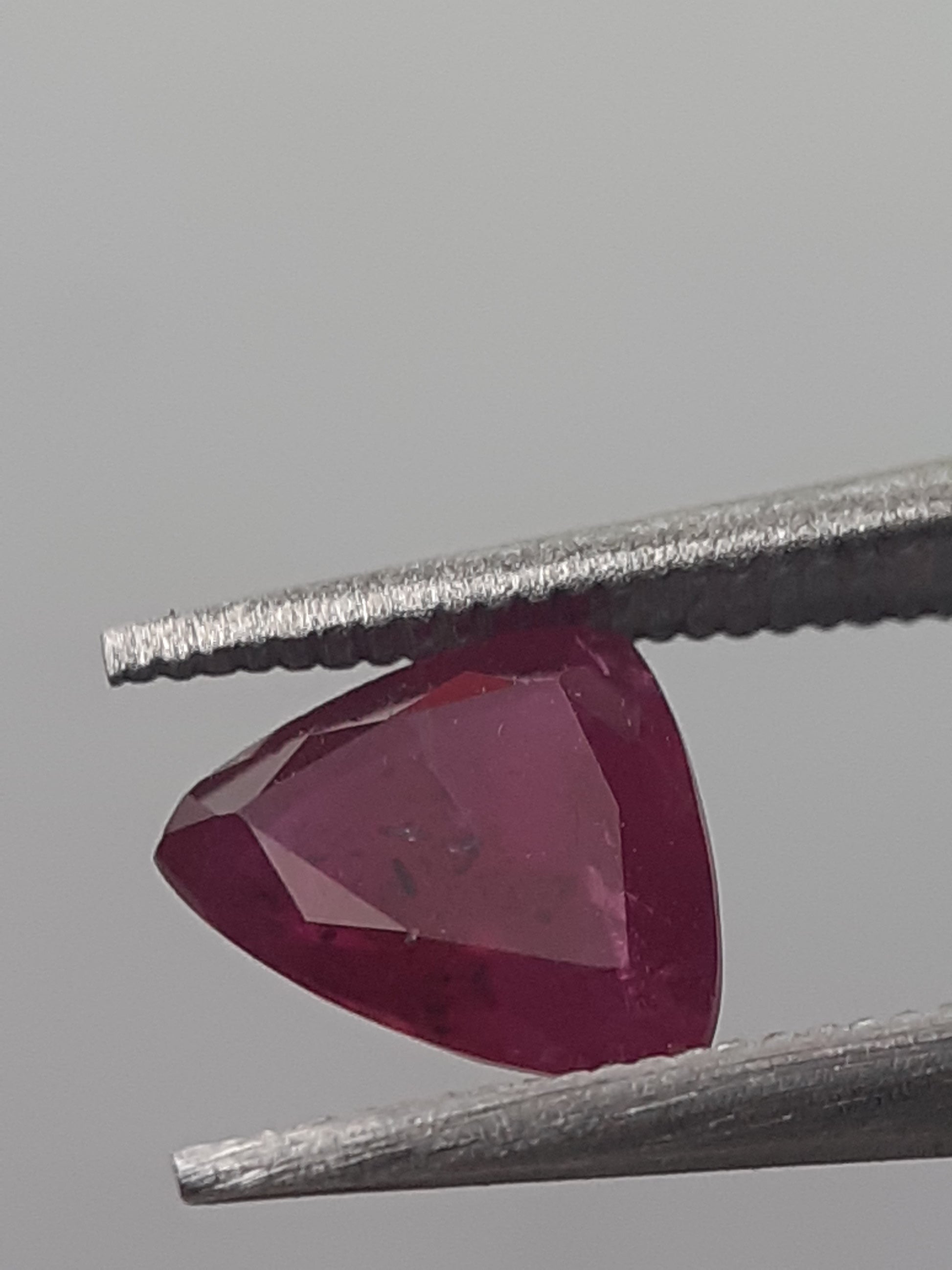 Natural purplish red Ruby - 0.64 ct - Trillion - heated - certified by NGB - Natural Gems Belgium