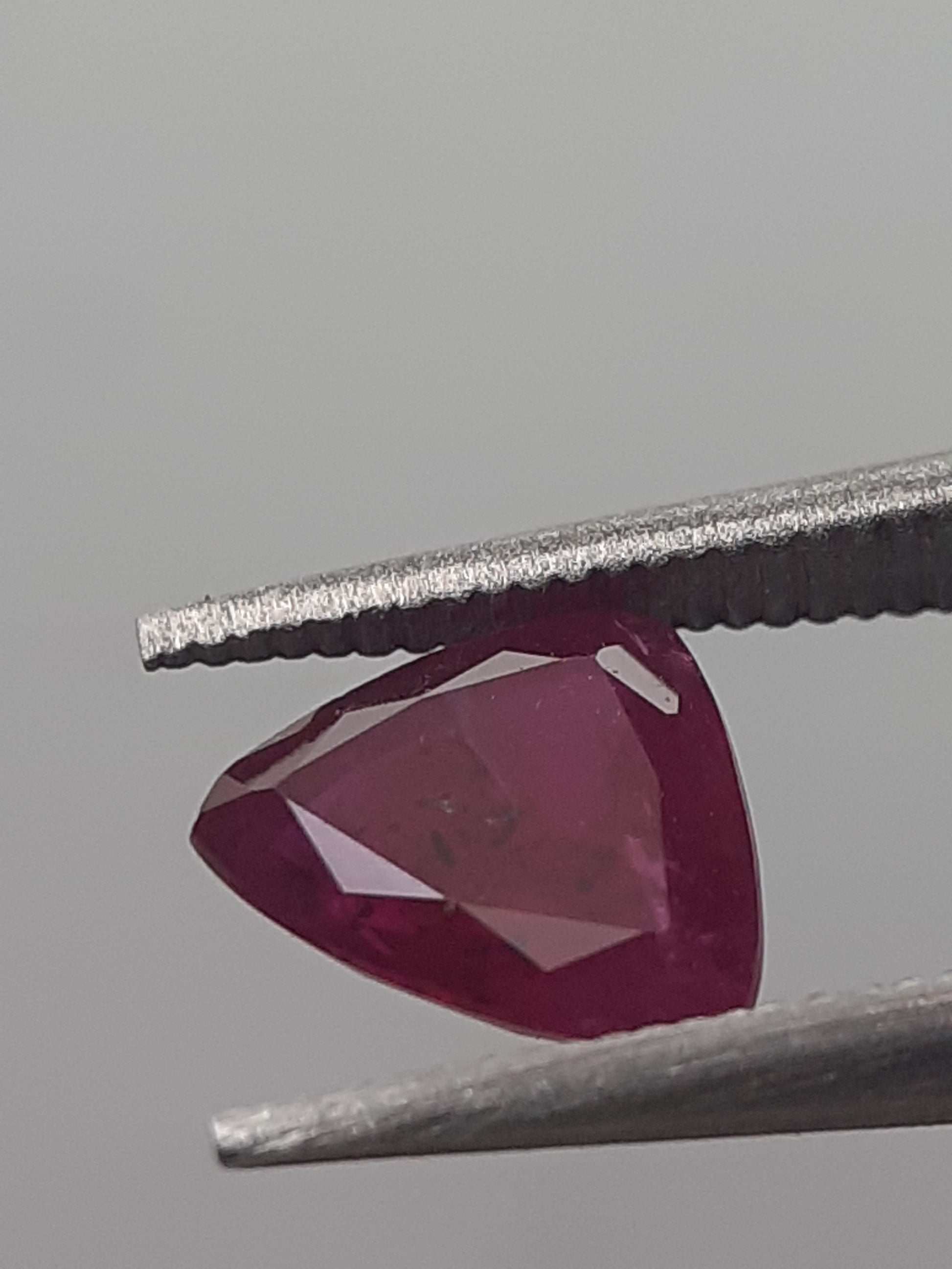 Natural purplish red Ruby - 0.64 ct - Trillion - heated - certified by NGB - Natural Gems Belgium