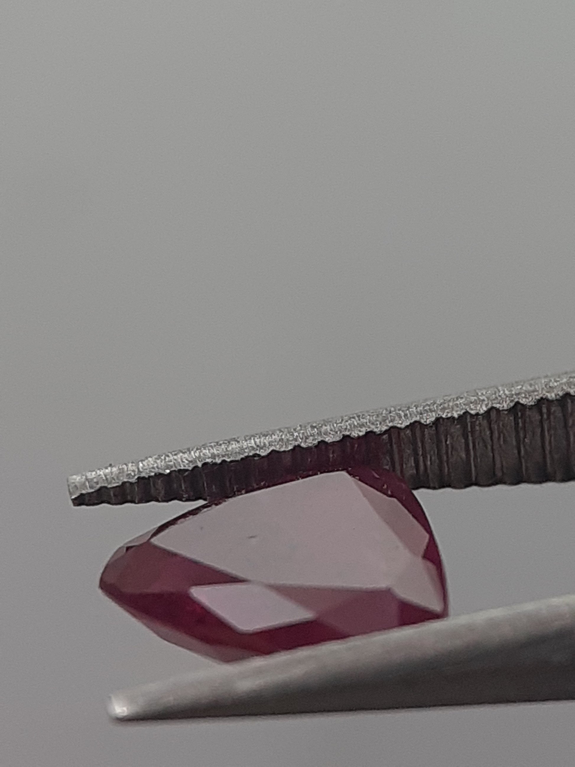 Natural purplish red Ruby - 0.64 ct - Trillion - heated - certified by NGB - Natural Gems Belgium