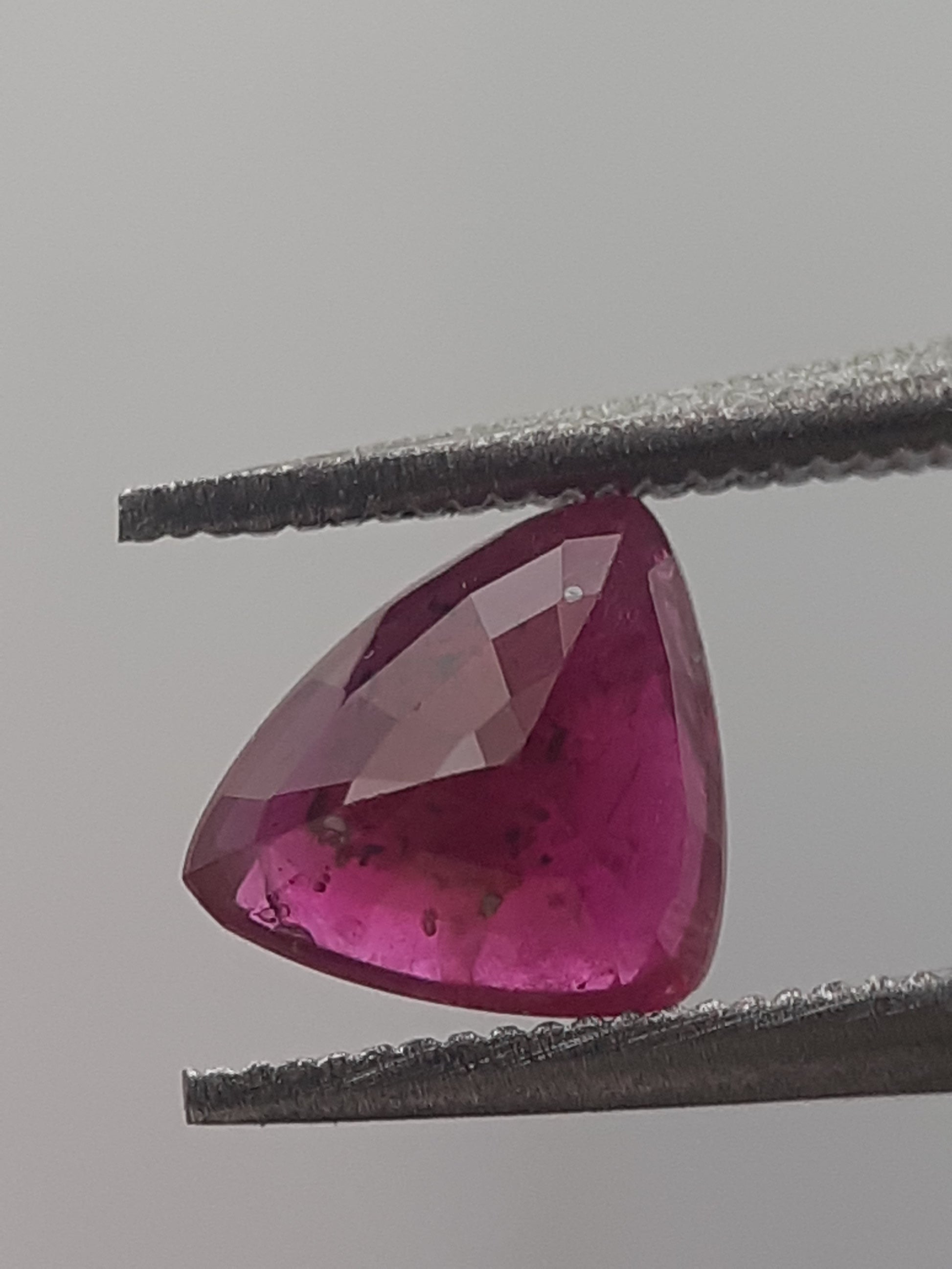 Natural purplish red Ruby - 0.64 ct - Trillion - heated - certified by NGB - Natural Gems Belgium