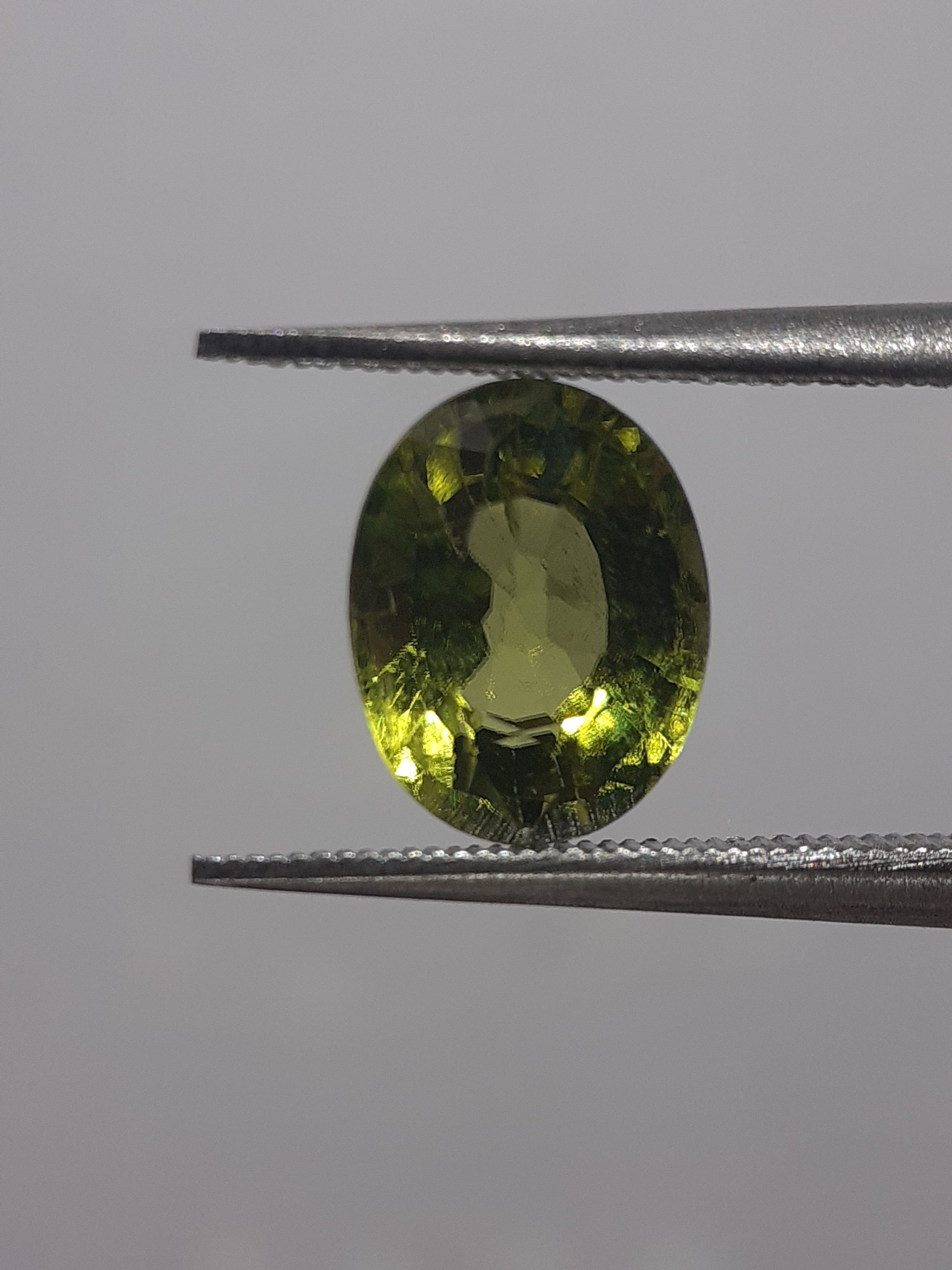 Natural Green Peridot - 1.83 ct - oval -unheated - certified by NGB - Natural Gems Belgium