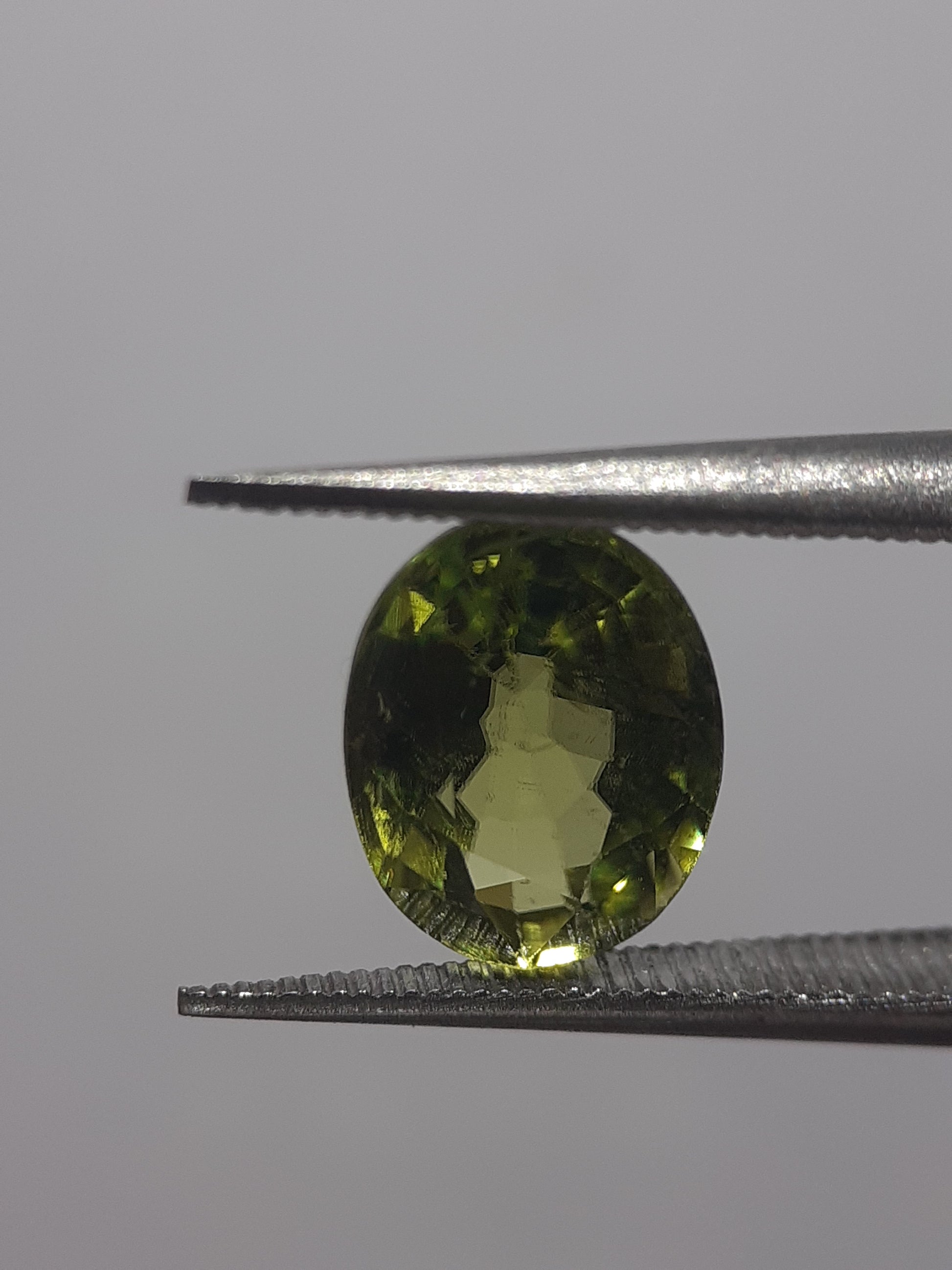 Natural Green Peridot - 1.83 ct - oval -unheated - certified by NGB - Natural Gems Belgium