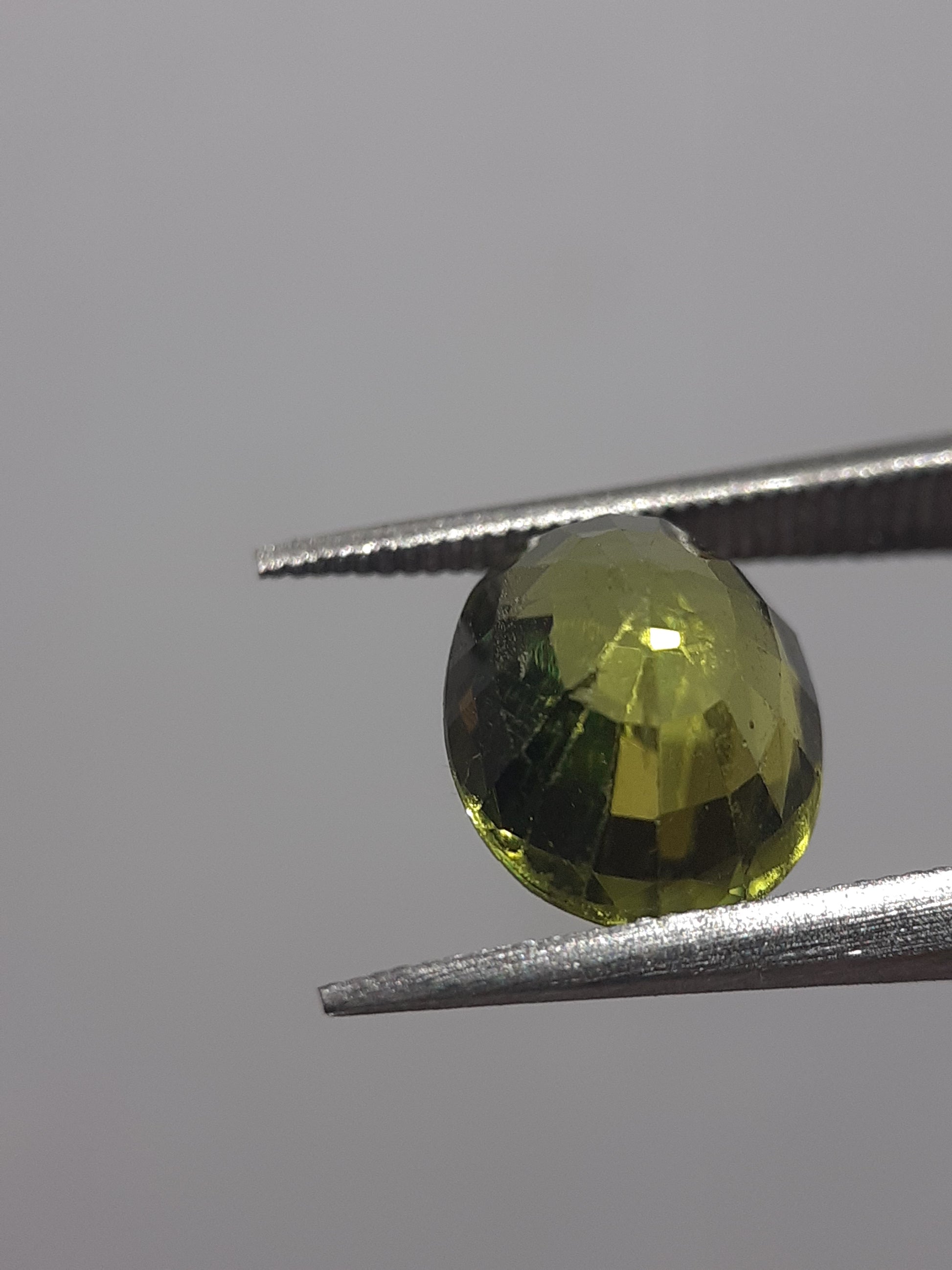 Natural Green Peridot - 1.83 ct - oval -unheated - certified by NGB - Natural Gems Belgium