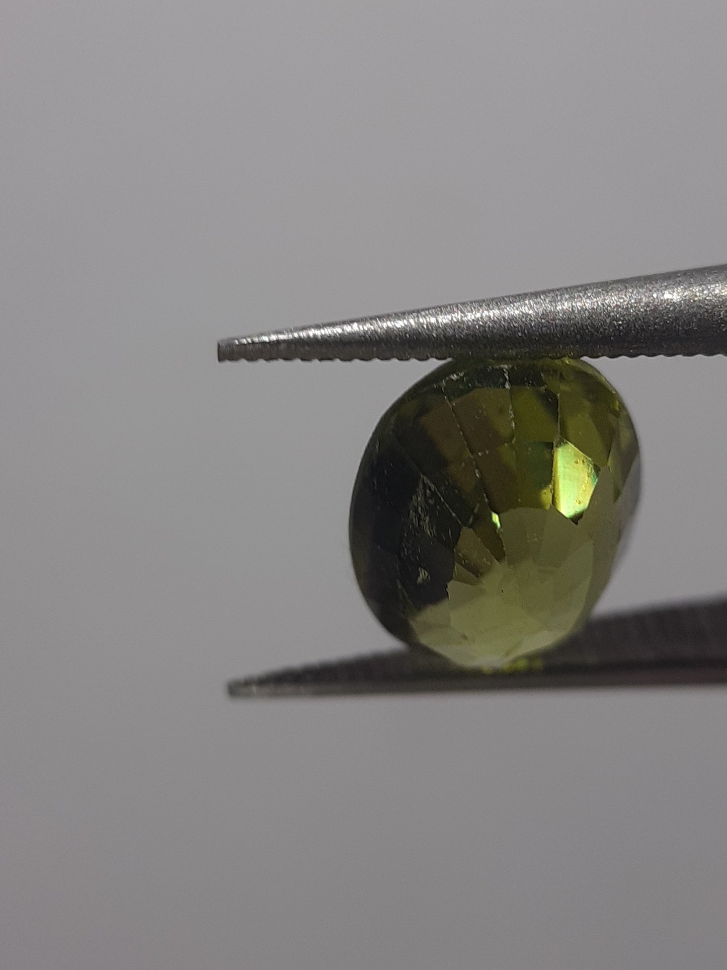 Natural Green Peridot - 1.83 ct - oval -unheated - certified by NGB - Natural Gems Belgium