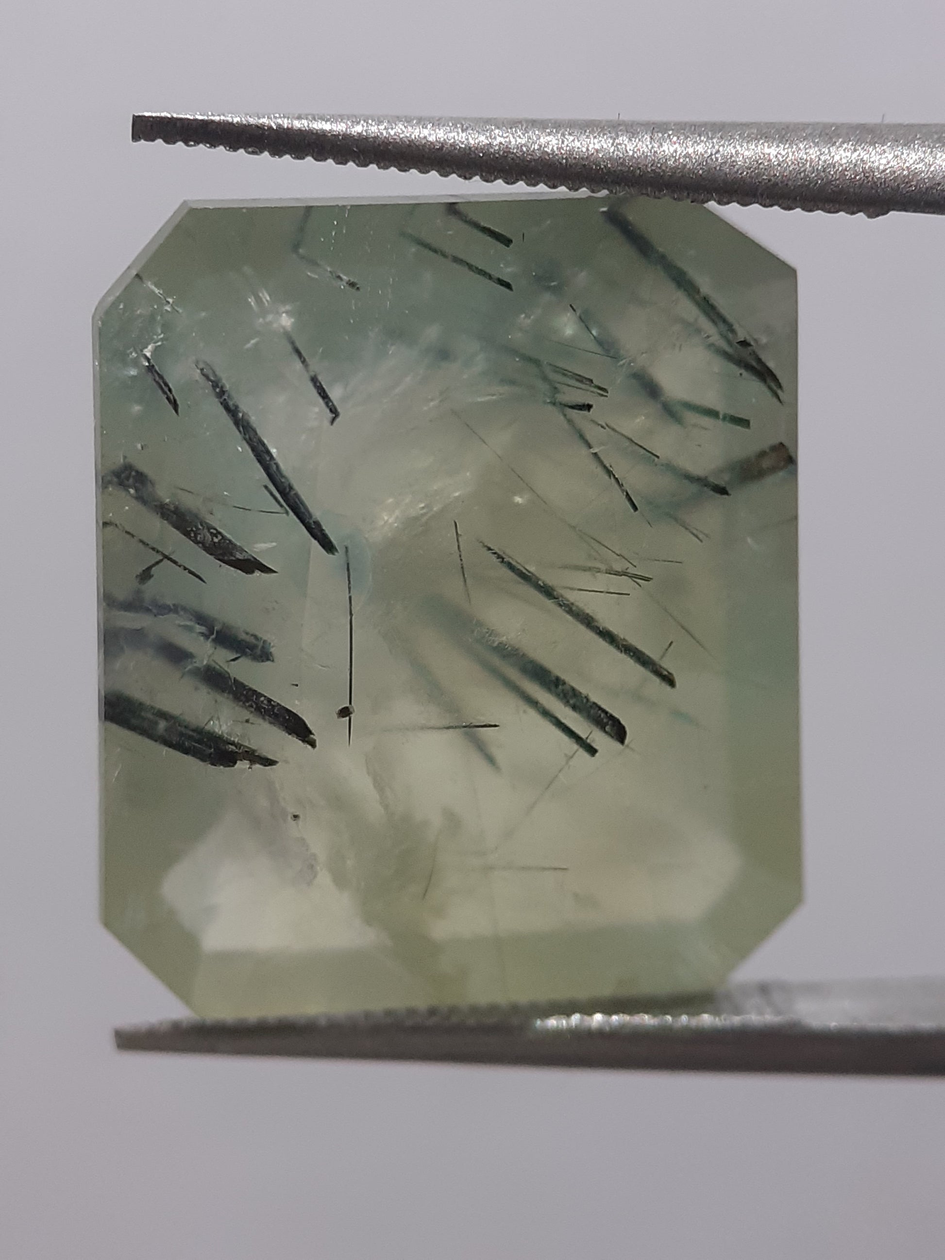 Natural yellowish green Prehnite - 11.38 ct - octagon - unheated - certified by NGB - Natural Gems Belgium