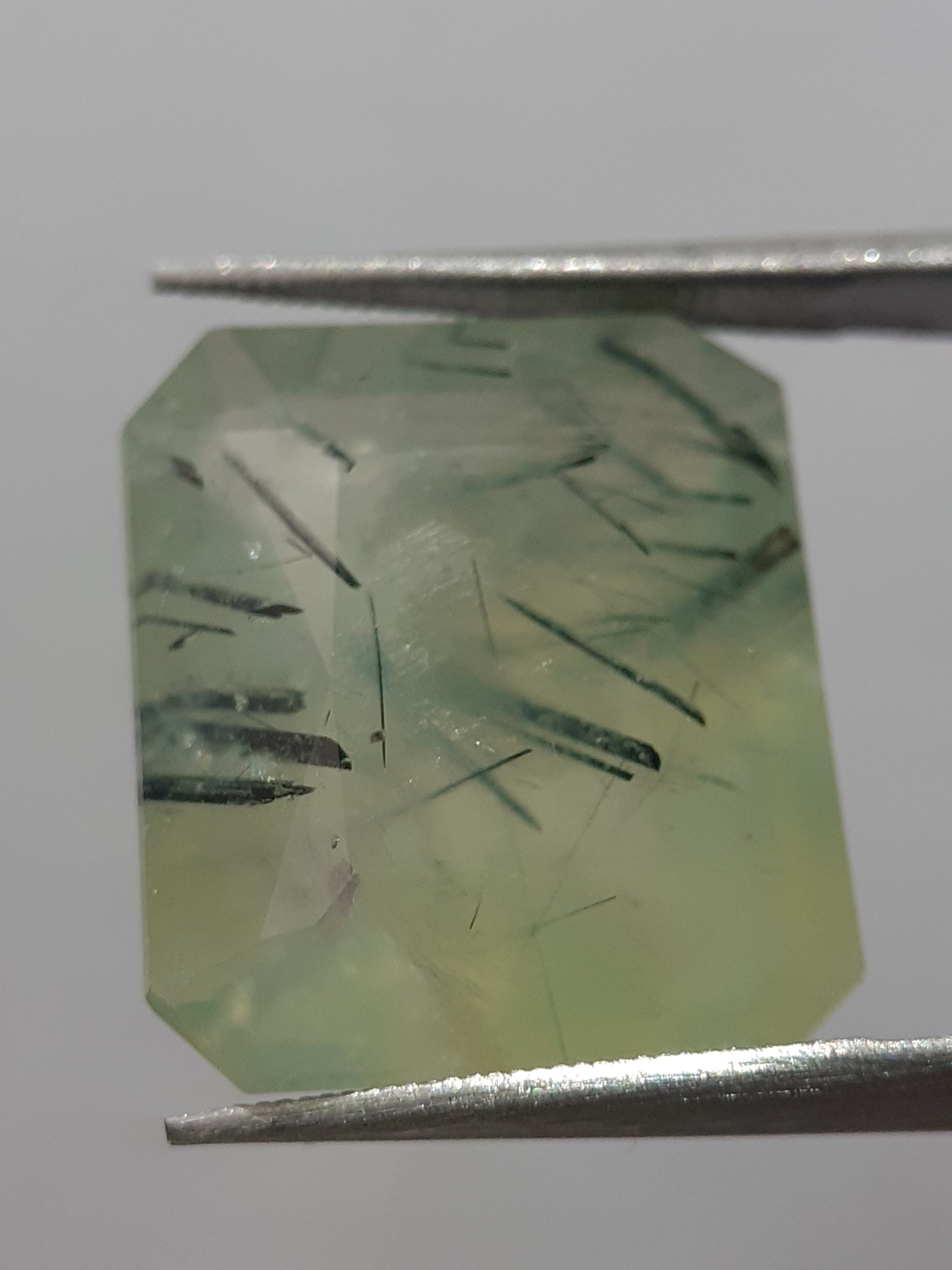 Natural yellowish green Prehnite - 11.38 ct - octagon - unheated - certified by NGB - Natural Gems Belgium