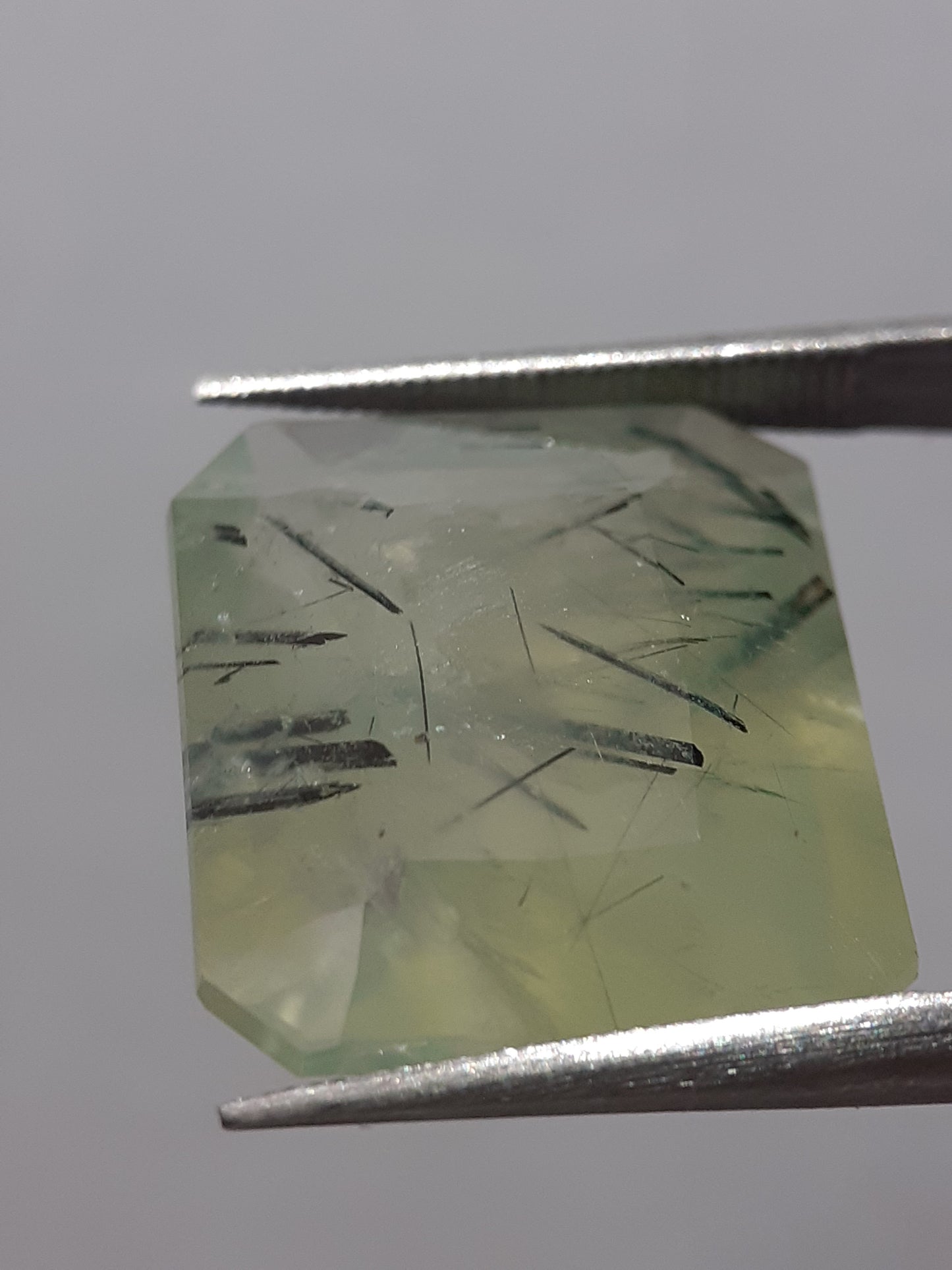 Natural yellowish green Prehnite - 11.38 ct - octagon - unheated - certified by NGB - Natural Gems Belgium