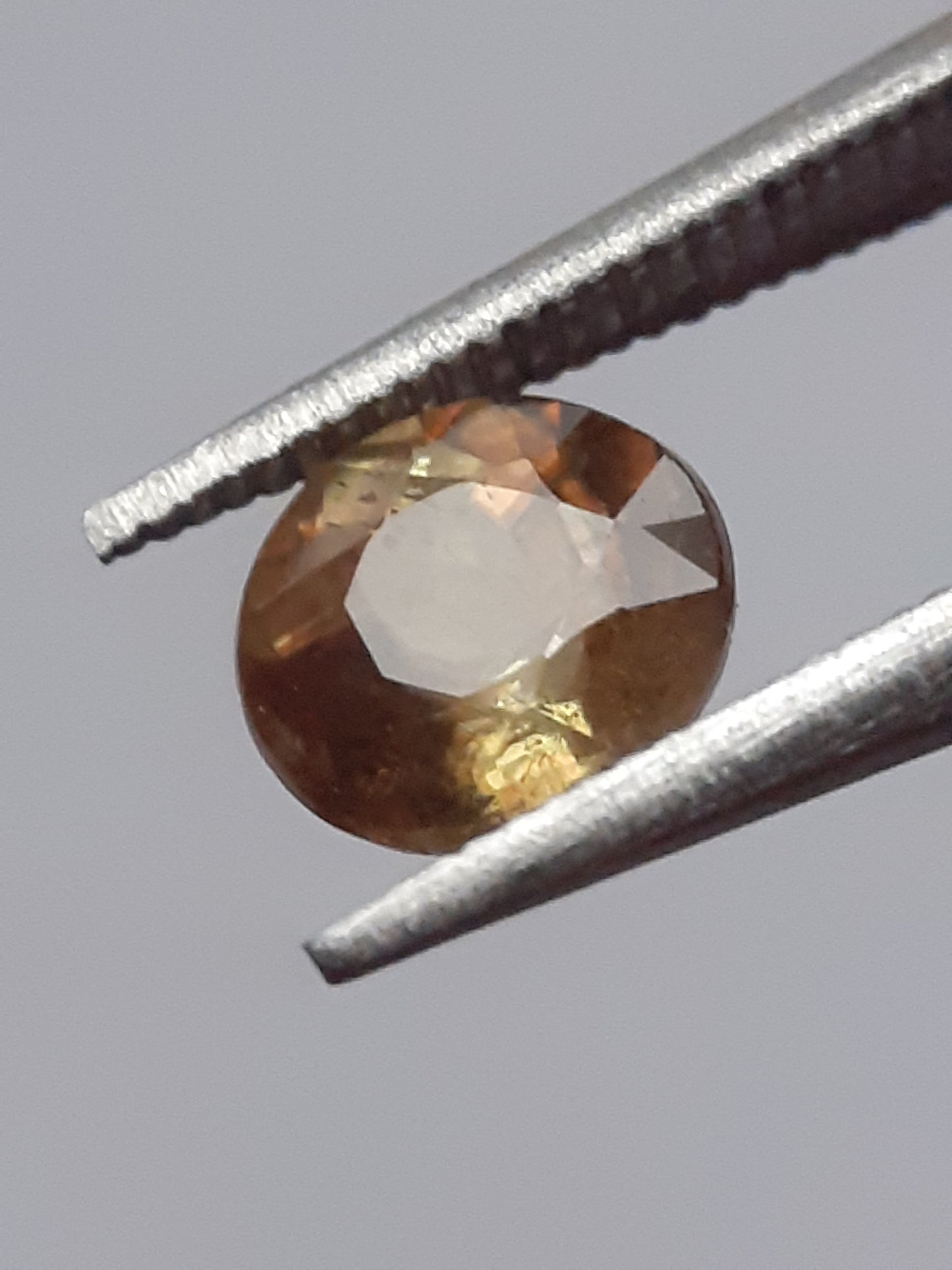 Natural brownish yellow shpene - 0.50 ct - round - unheated - sparkles A+ - certified by NGB - Natural Gems Belgium