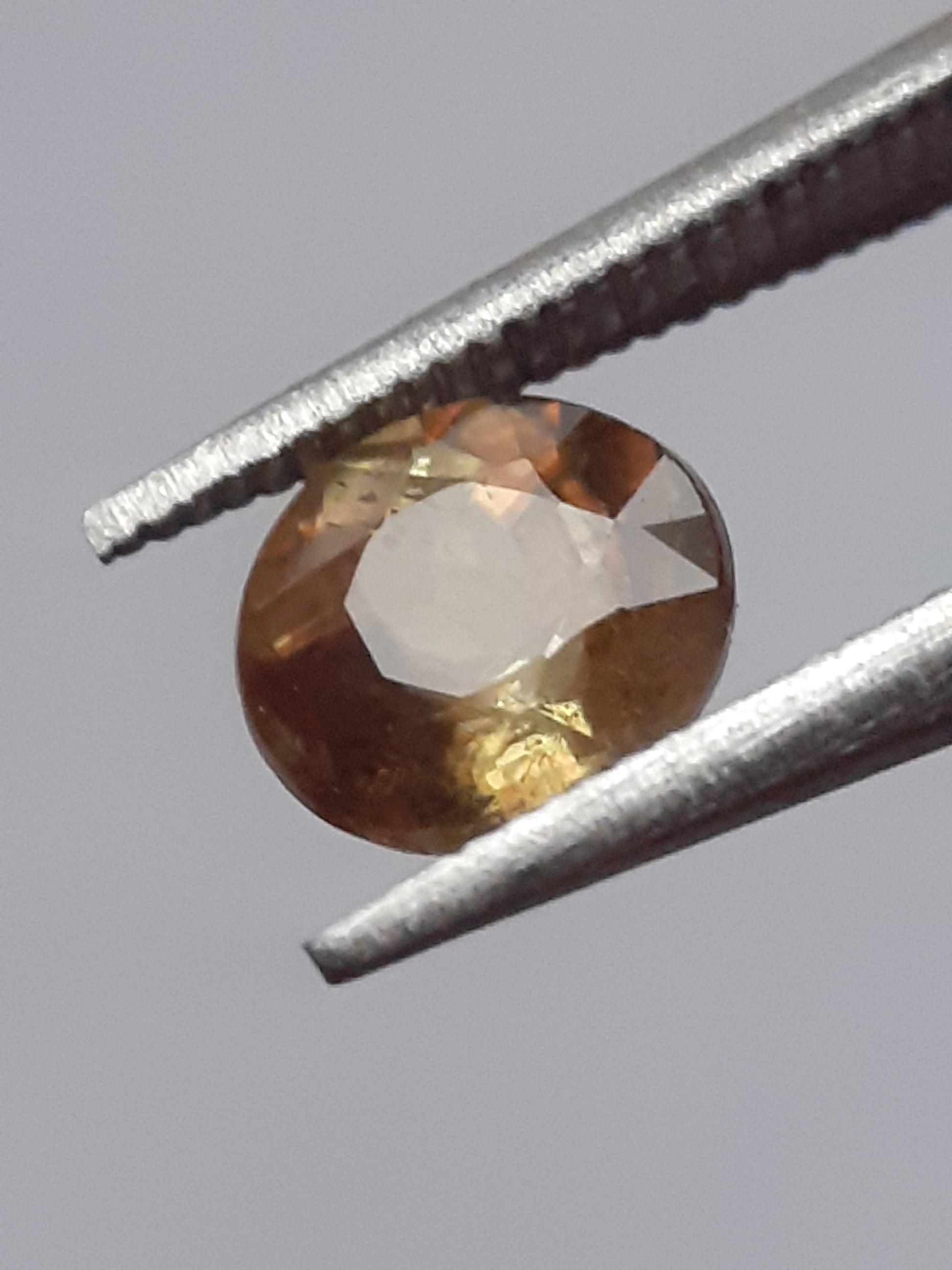 Natural brownish yellow shpene - 0.50 ct - round - unheated - sparkles A+ - certified by NGB - Natural Gems Belgium