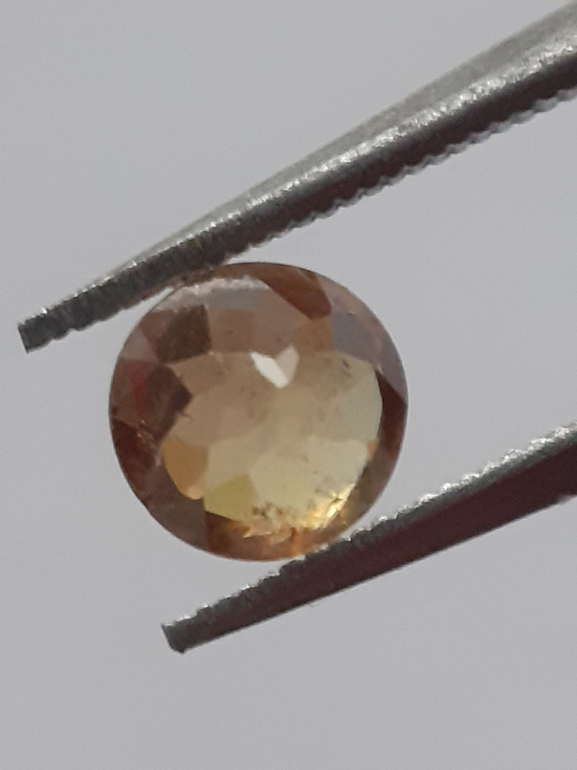 Natural brownish yellow shpene - 0.50 ct - round - unheated - sparkles A+ - certified by NGB - Natural Gems Belgium