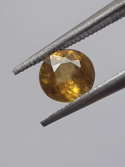 Natural orangy yellow shpene - 0.47 ct - round - unheated - sparkles A+ - certified by NGB - Natural Gems Belgium