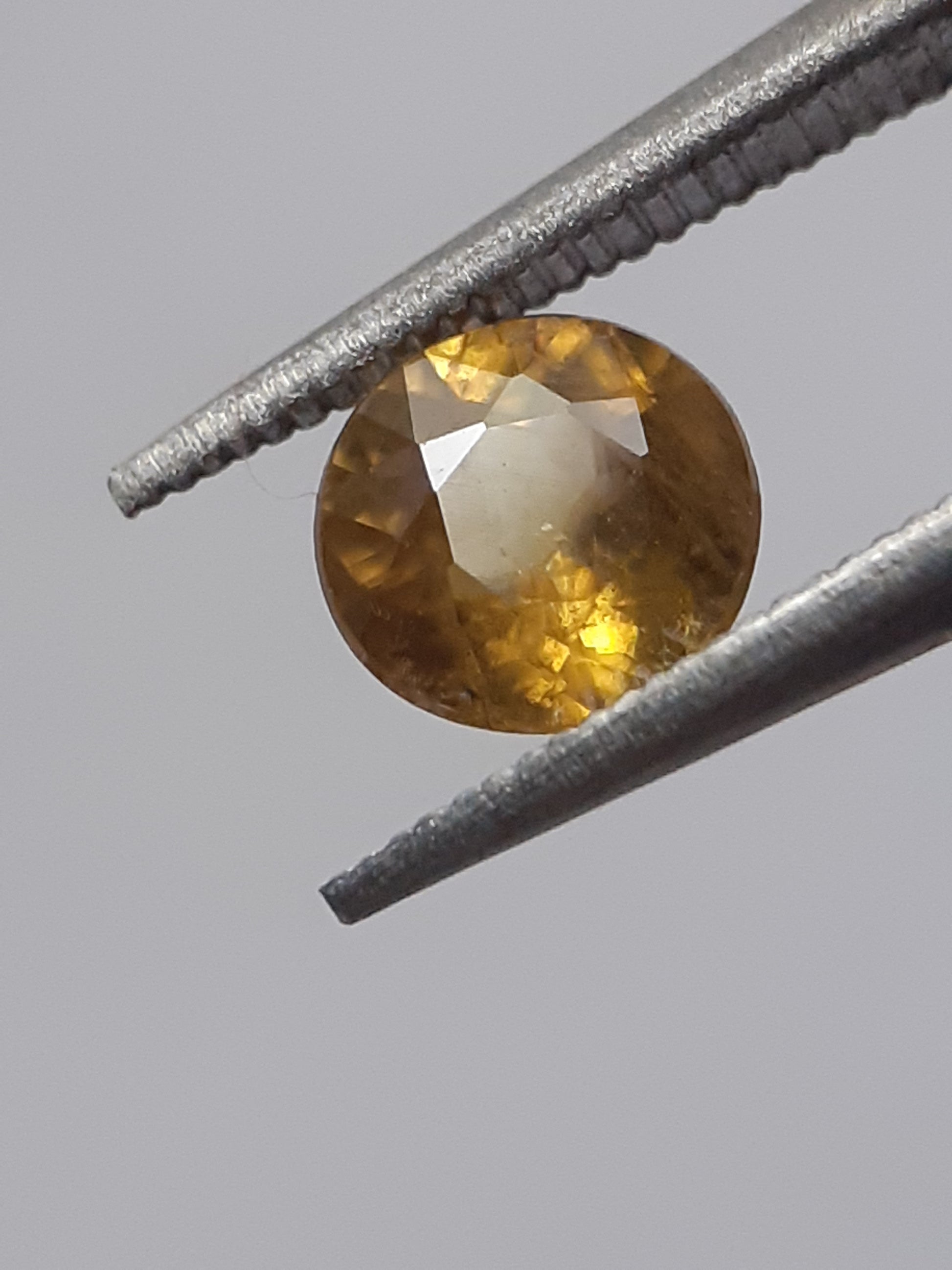 Natural orangy yellow shpene - 0.47 ct - round - unheated - sparkles A+ - certified by NGB - Natural Gems Belgium