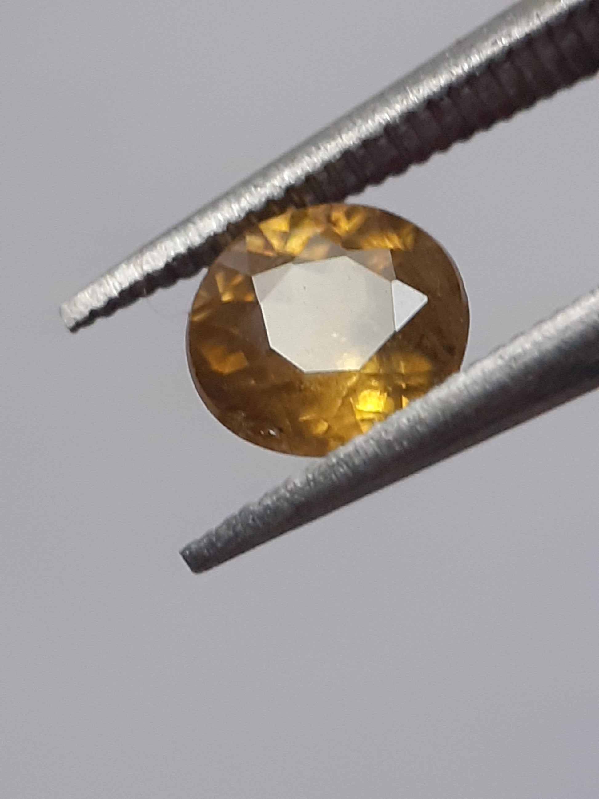 Natural orangy yellow shpene - 0.47 ct - round - unheated - sparkles A+ - certified by NGB - Natural Gems Belgium