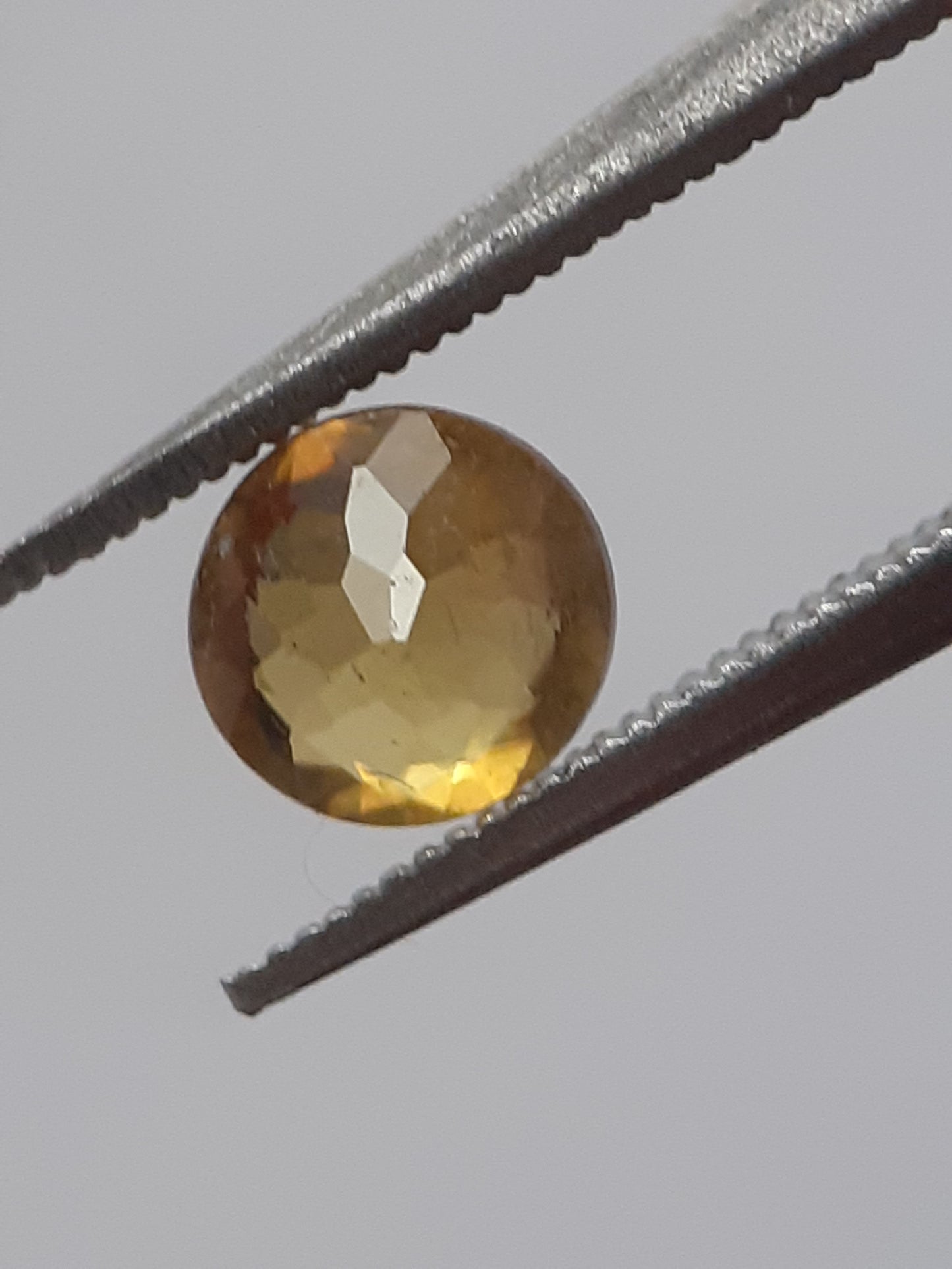 Natural orangy yellow shpene - 0.47 ct - round - unheated - sparkles A+ - certified by NGB - Natural Gems Belgium