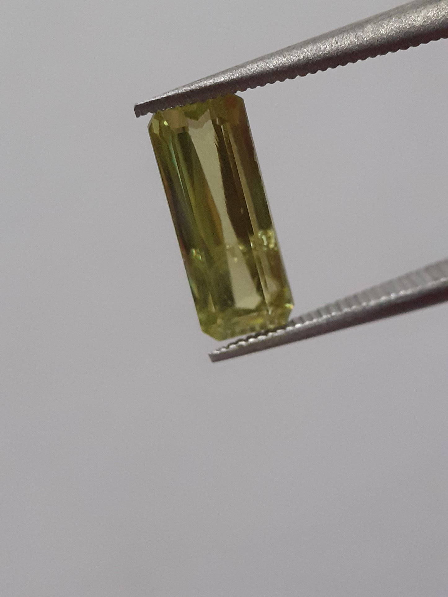 Natural yellowish green shpene - 1.43 ct - Octagon - unheated - sparkles A++ - certified by NGB - Natural Gems Belgium