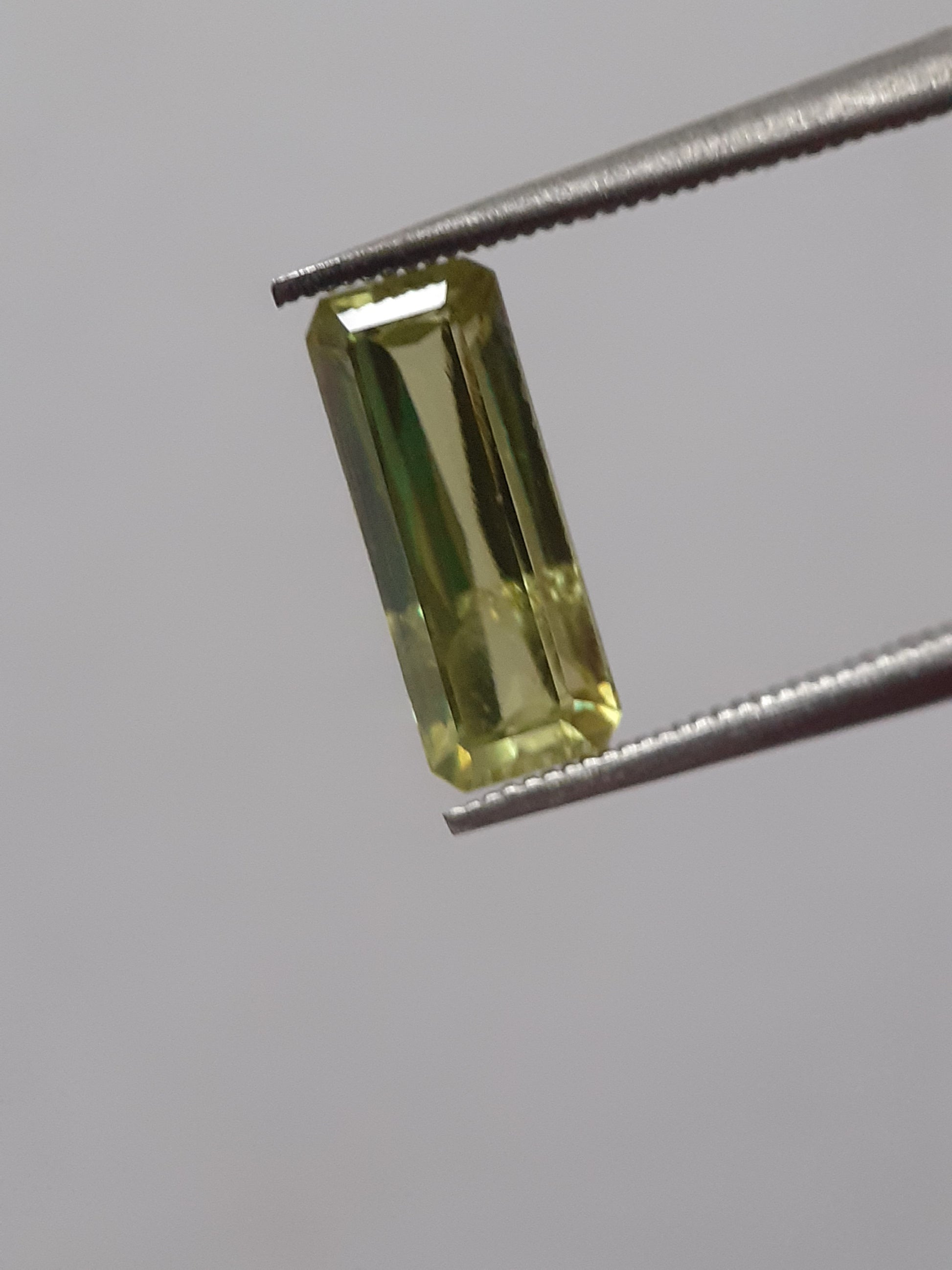 Natural yellowish green shpene - 1.43 ct - Octagon - unheated - sparkles A++ - certified by NGB - Natural Gems Belgium