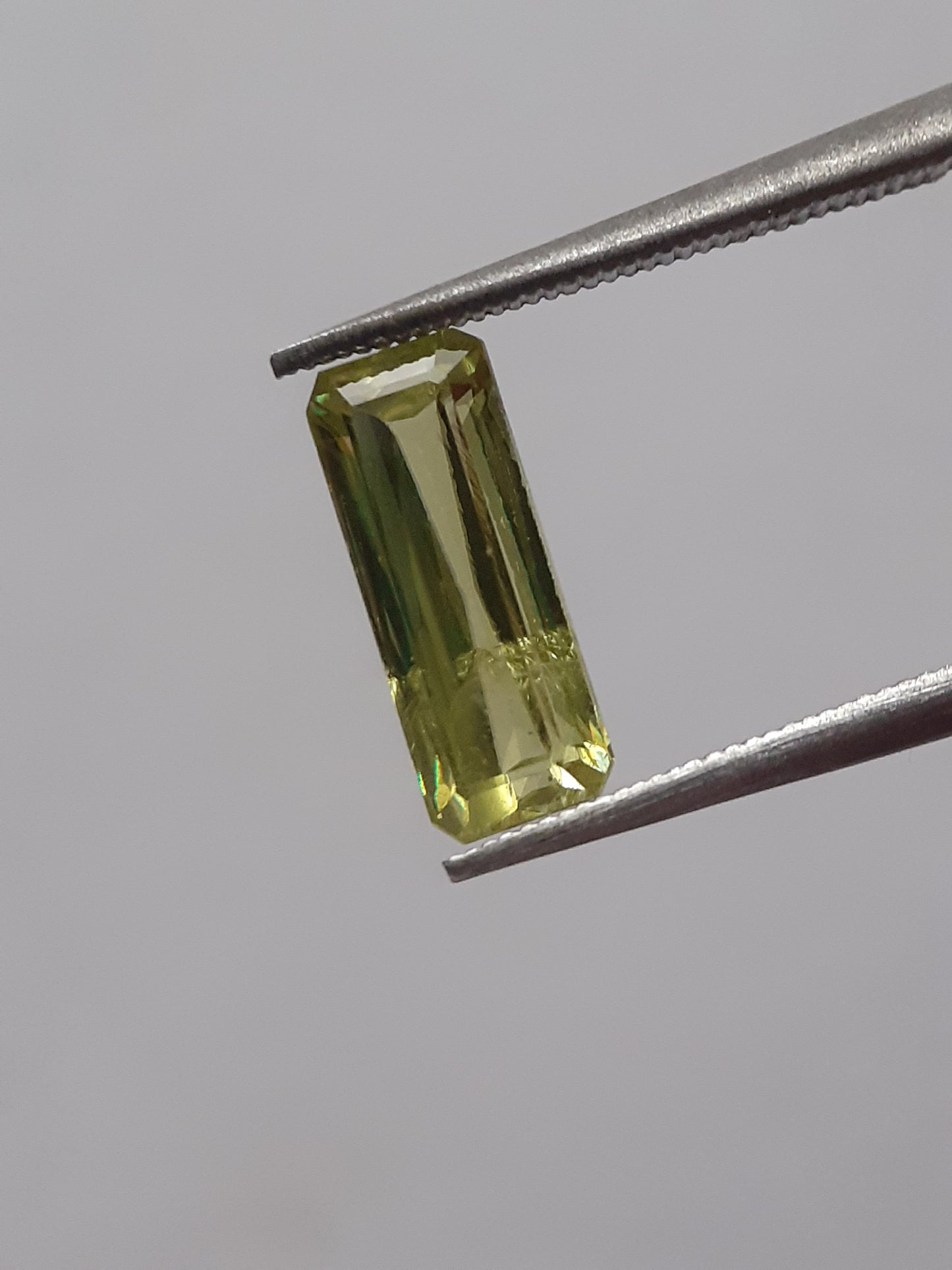 Natural yellowish green shpene - 1.43 ct - Octagon - unheated - sparkles A++ - certified by NGB - Natural Gems Belgium