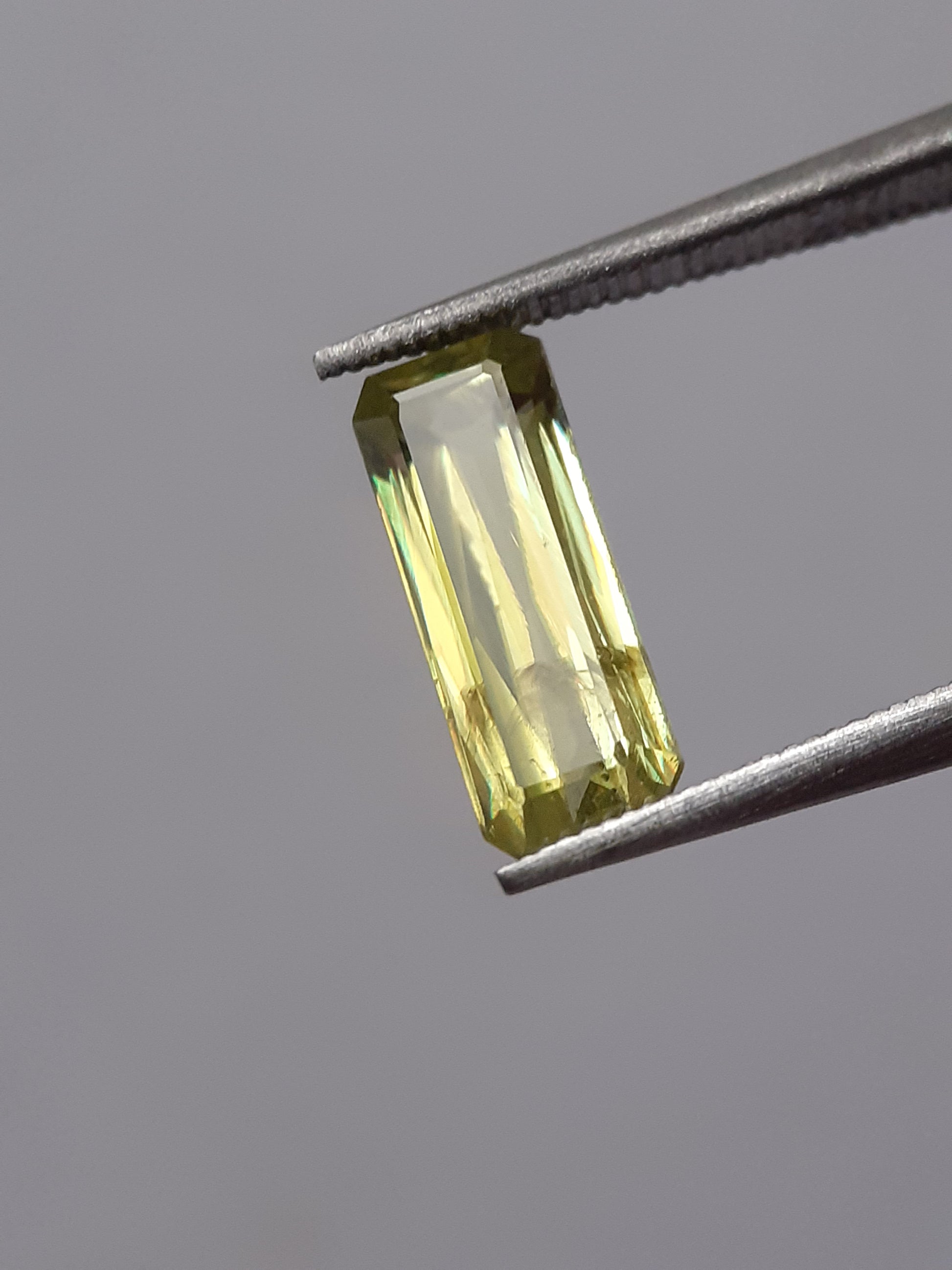 Natural yellowish green shpene - 1.43 ct - Octagon - unheated - sparkles A++ - certified by NGB - Natural Gems Belgium