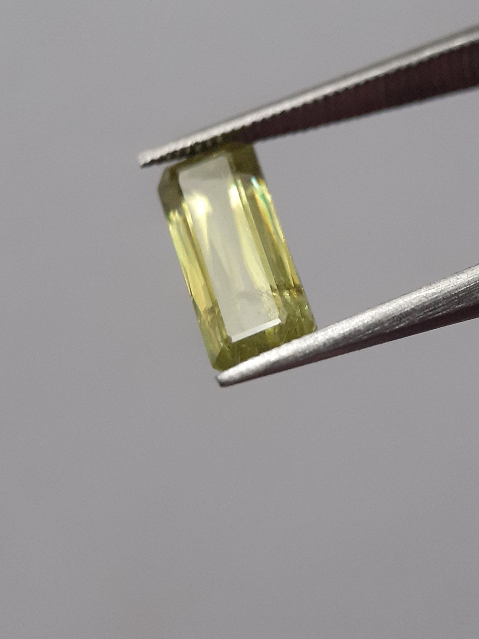 Natural yellowish green shpene - 1.43 ct - Octagon - unheated - sparkles A++ - certified by NGB - Natural Gems Belgium