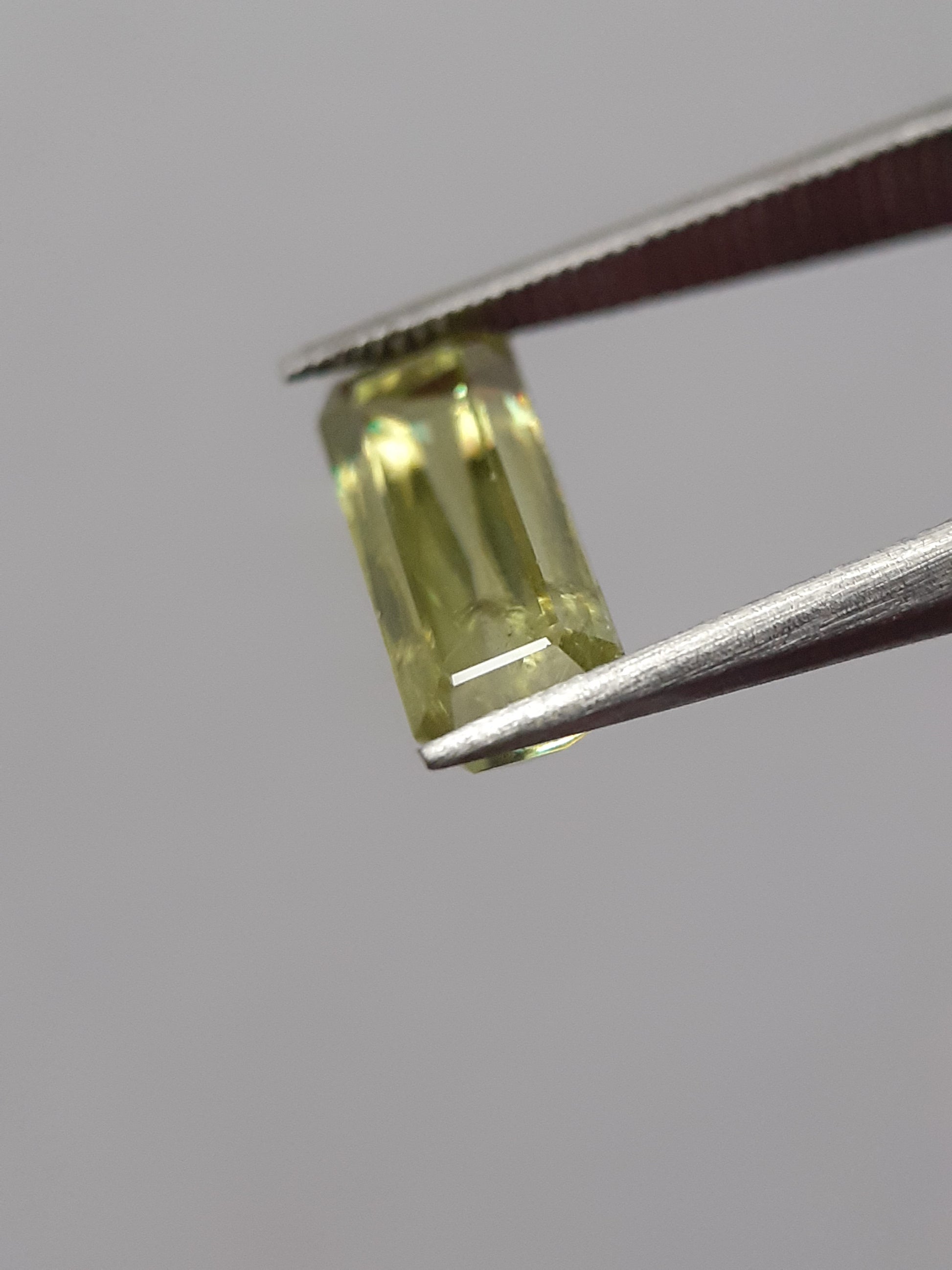 Natural yellowish green shpene - 1.43 ct - Octagon - unheated - sparkles A++ - certified by NGB - Natural Gems Belgium