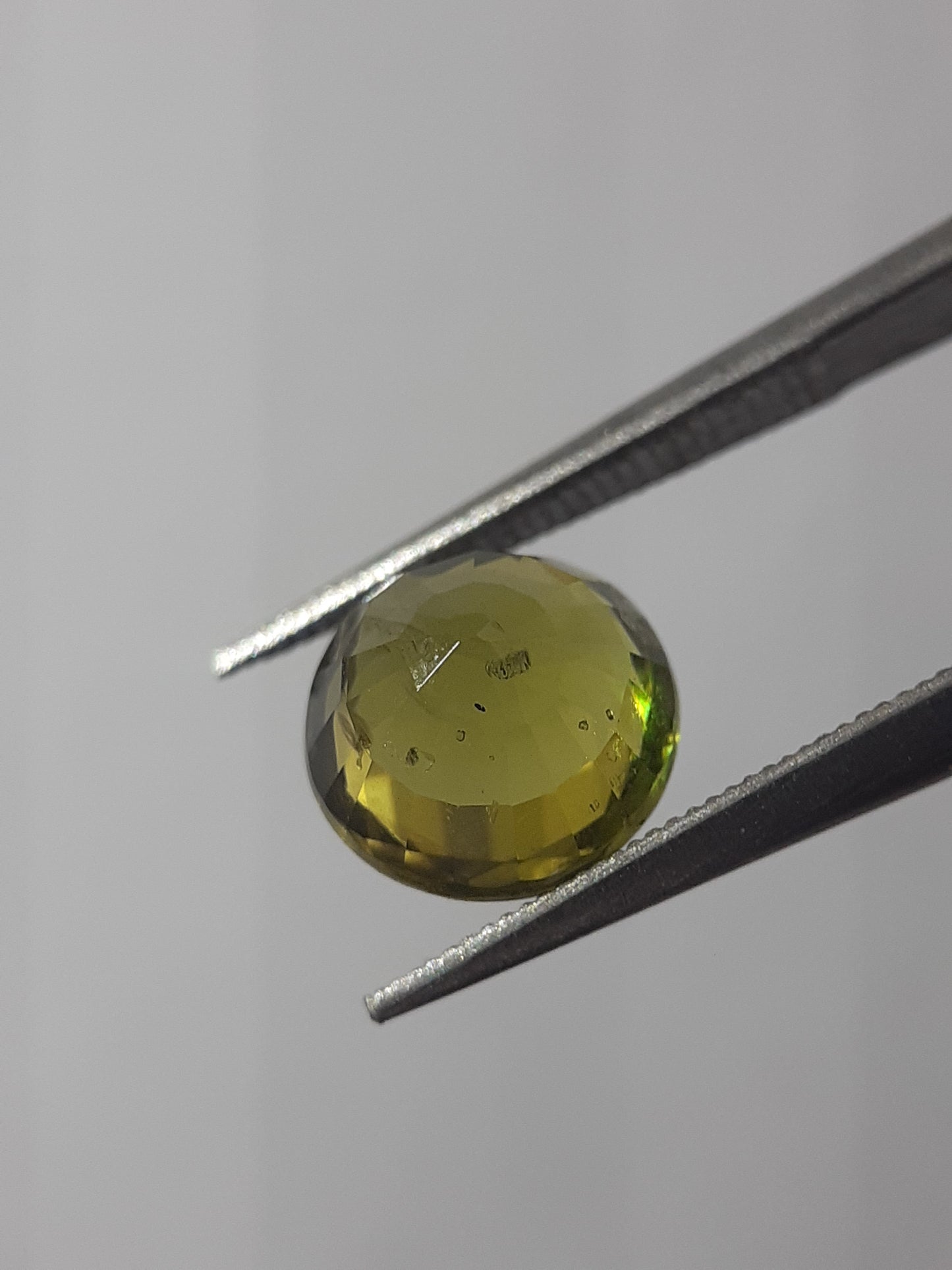 Natural Yellowish green Tourmaline - 1.82 ct - round - unheated - certified by NGB - Natural Gems Belgium