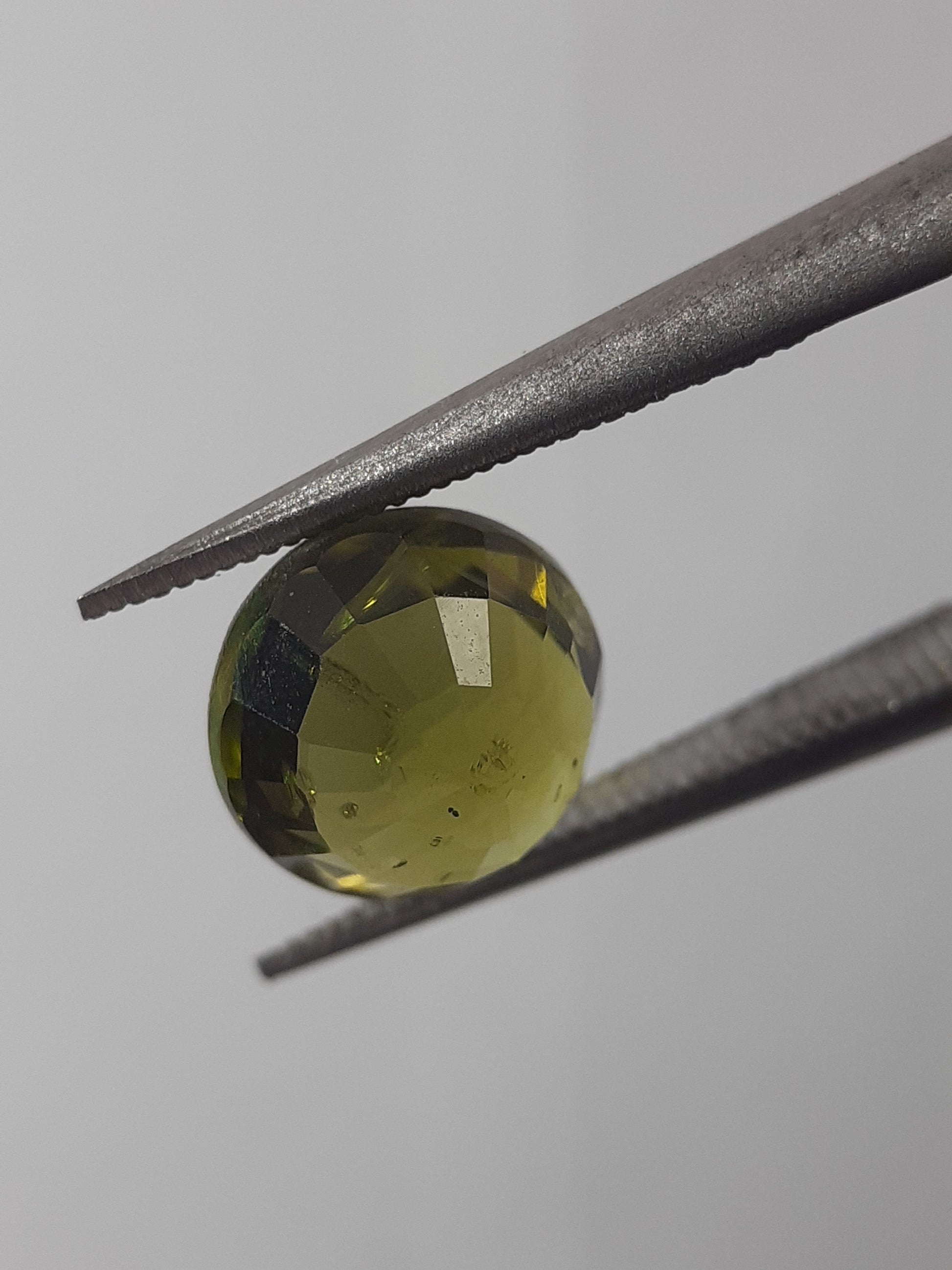 Natural Yellowish green Tourmaline - 1.82 ct - round - unheated - certified by NGB - Natural Gems Belgium