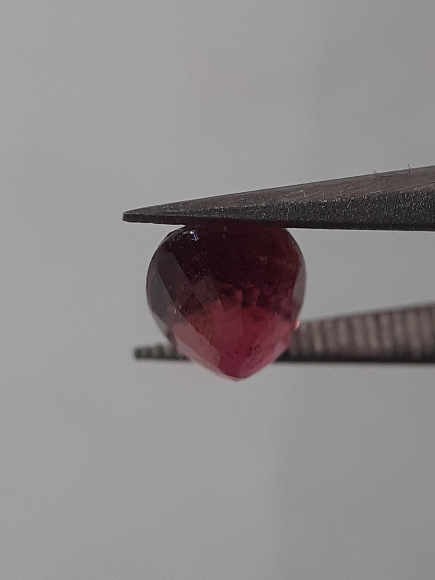 Natural Purplish pink Tourmaline - 0.84 ct - oval - unheated - certified by NGB - Natural Gems Belgium