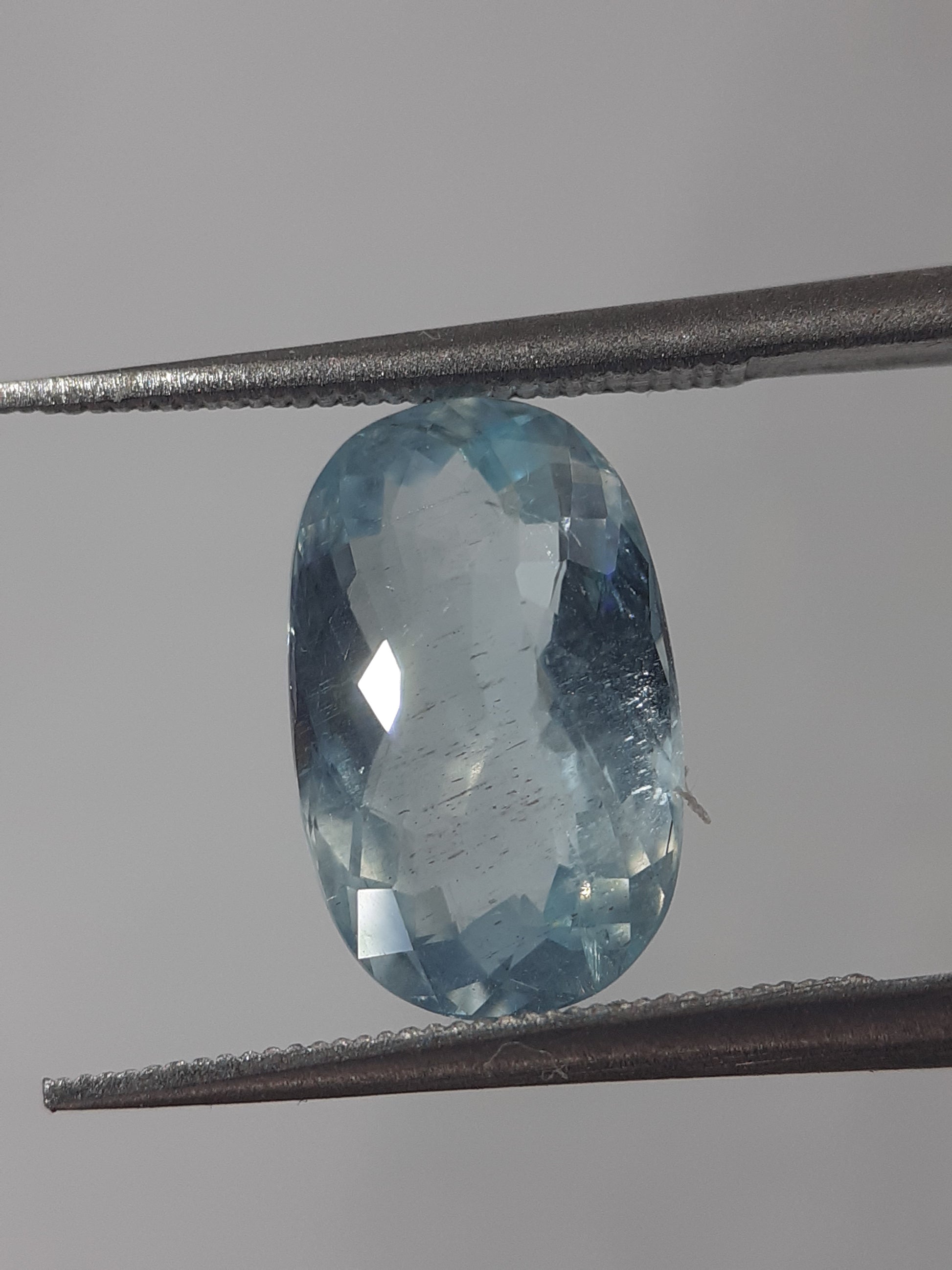 Natural light greenish blue aquamarine - 2.37 ct - oval - unheated - certified by NGB - Natural Gems Belgium