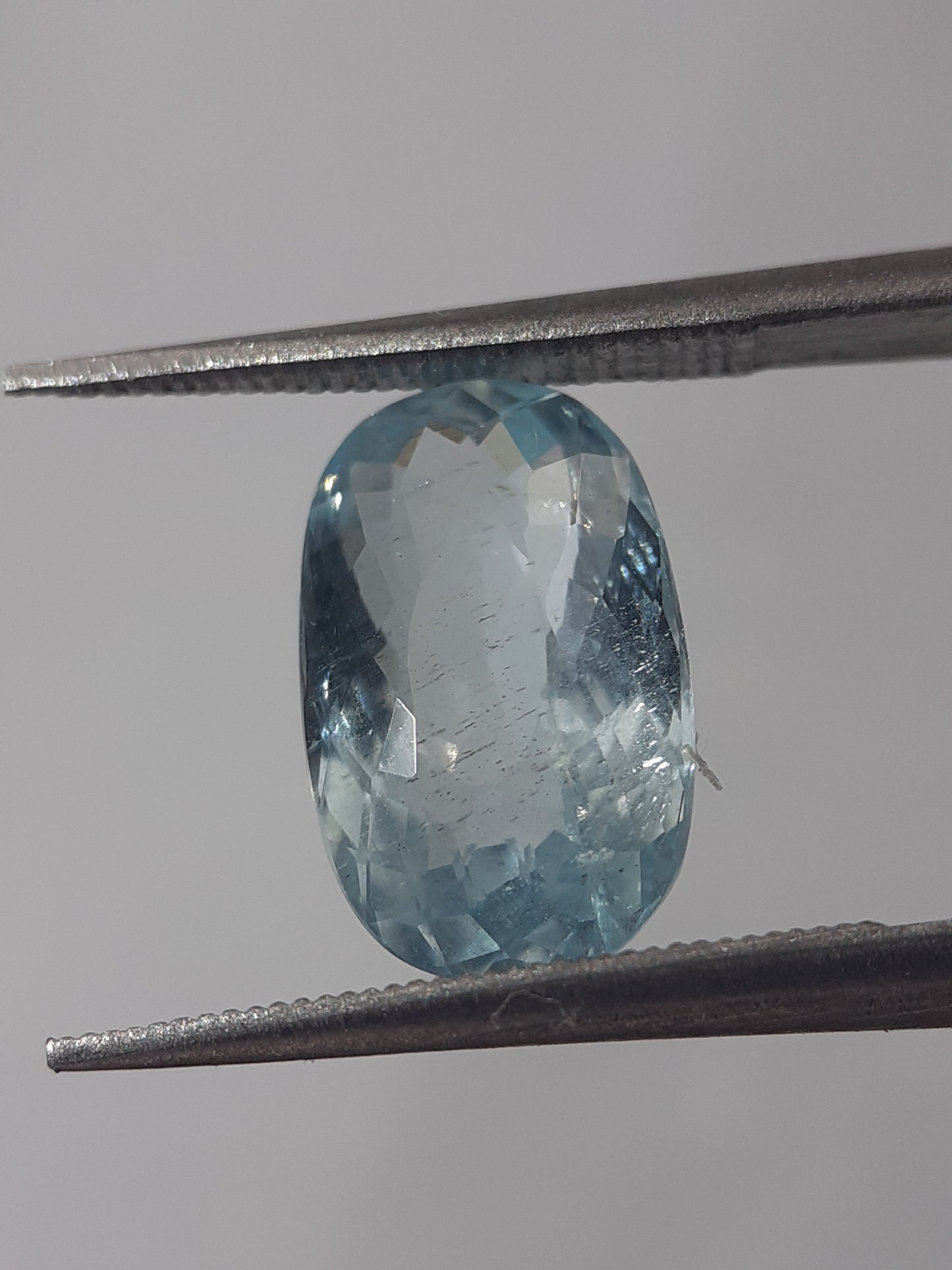 Natural light greenish blue aquamarine - 2.37 ct - oval - unheated - certified by NGB - Natural Gems Belgium