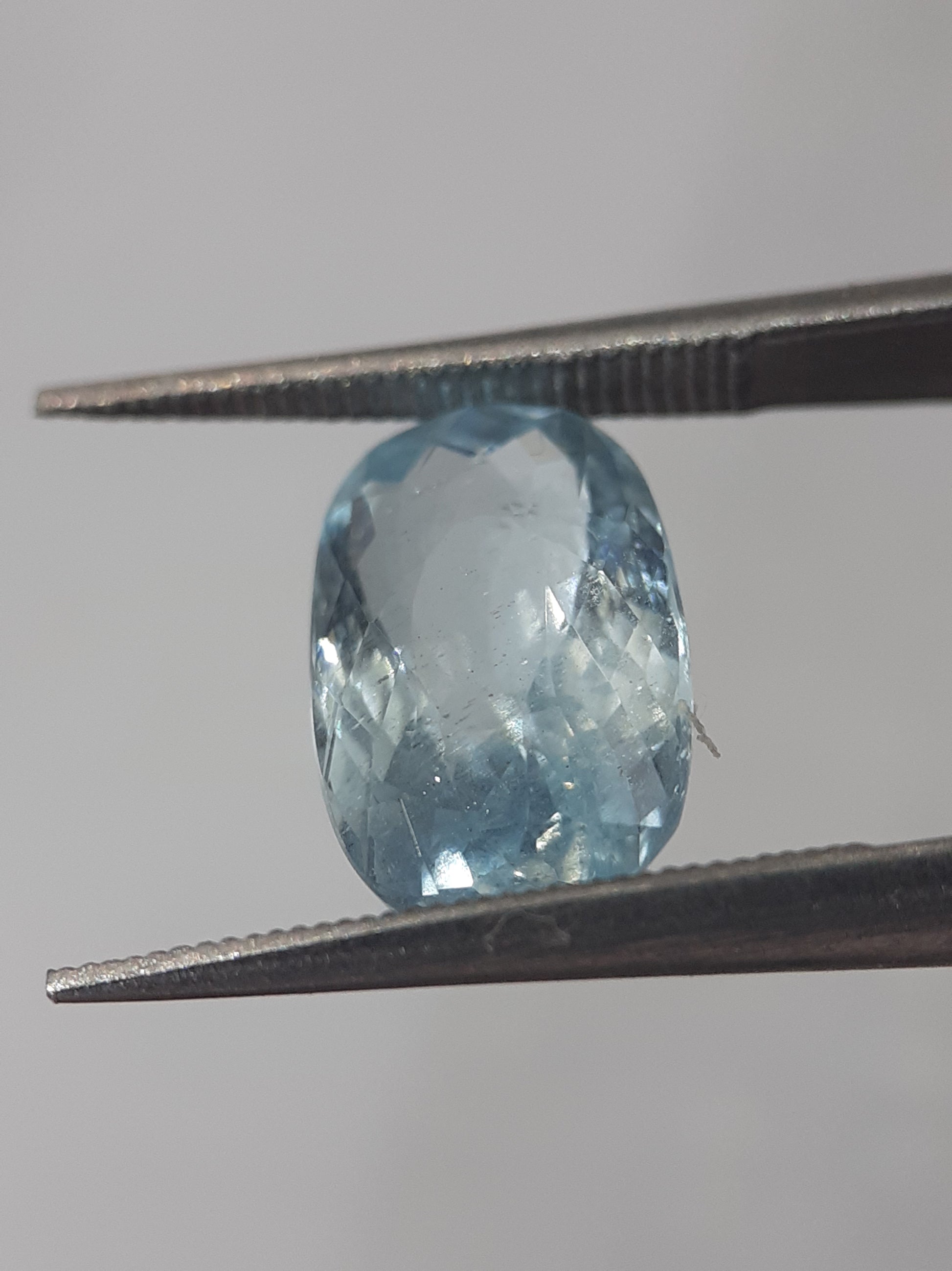 Natural light greenish blue aquamarine - 2.37 ct - oval - unheated - certified by NGB - Natural Gems Belgium