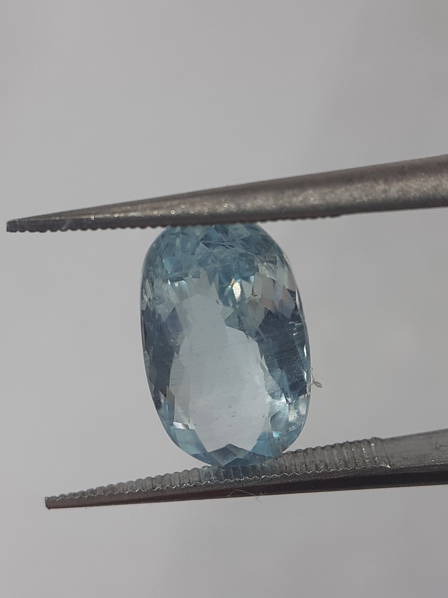 Natural light greenish blue aquamarine - 2.37 ct - oval - unheated - certified by NGB - Natural Gems Belgium