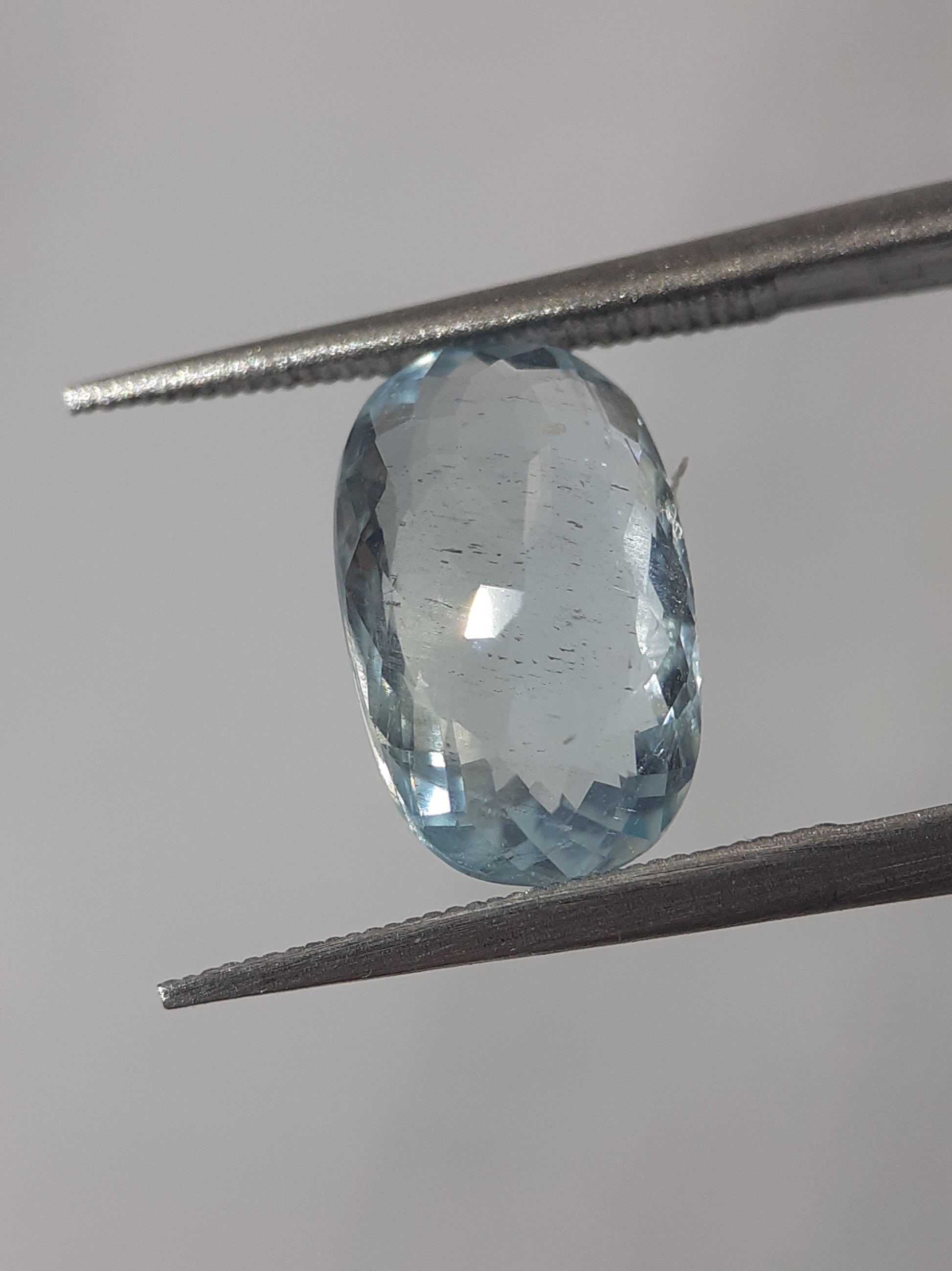 Natural light greenish blue aquamarine - 2.37 ct - oval - unheated - certified by NGB - Natural Gems Belgium