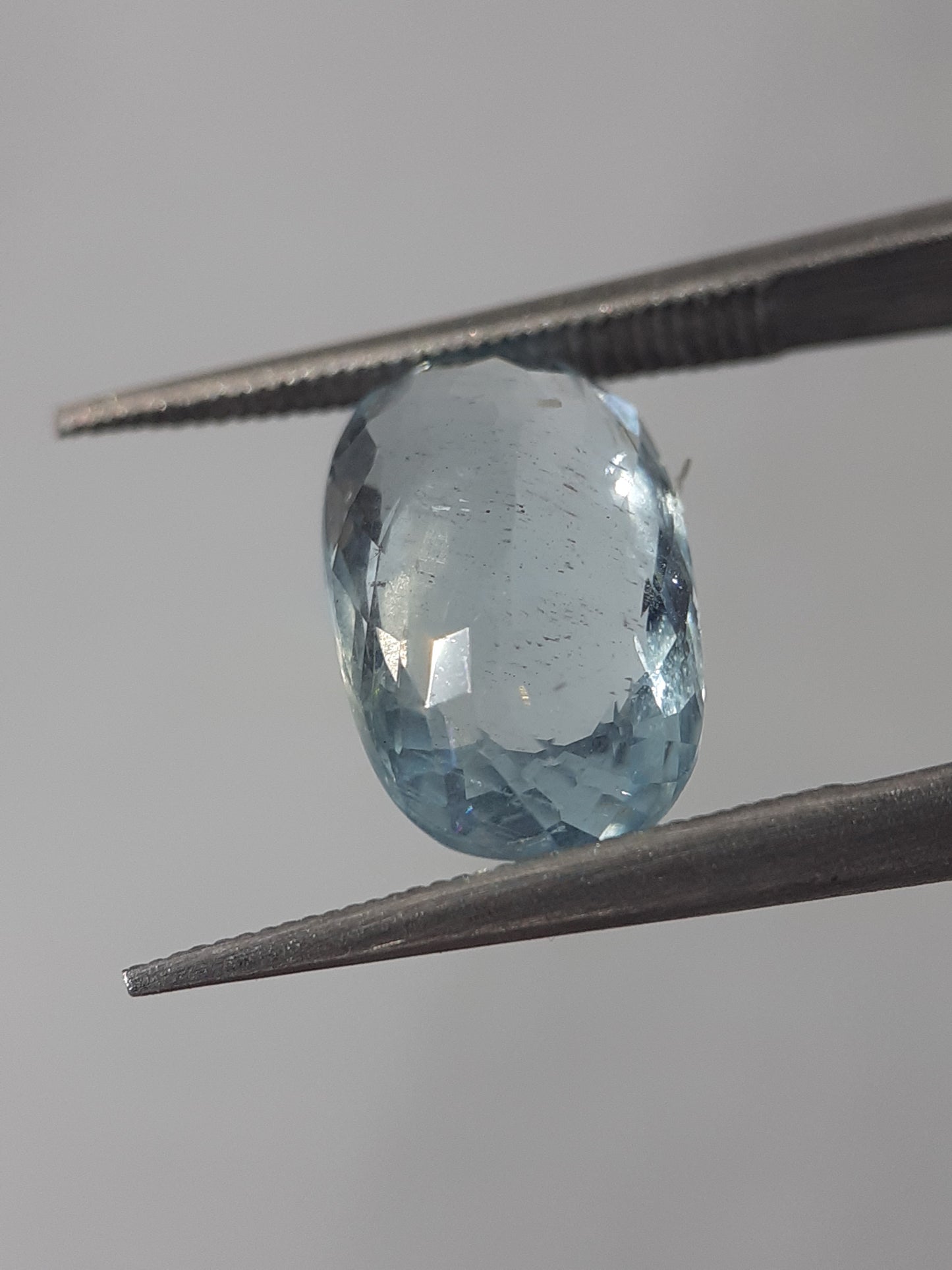 Natural light greenish blue aquamarine - 2.37 ct - oval - unheated - certified by NGB - Natural Gems Belgium