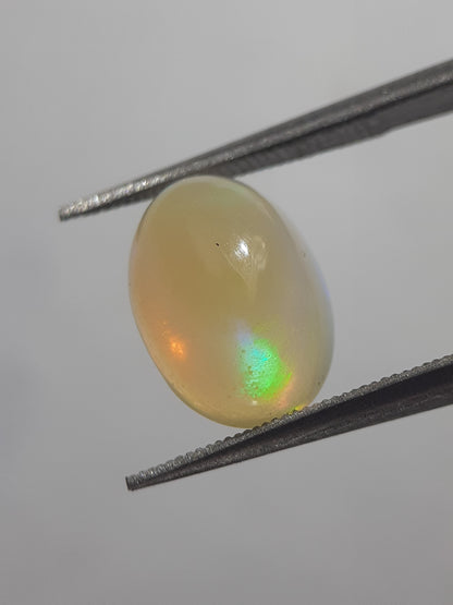 Natural White Opal - play of color - 1.71 ct - oval - unheated - certified by NGB - Natural Gems Belgium