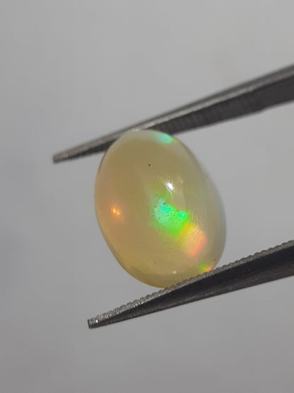 Natural White Opal - play of color - 1.71 ct - oval - unheated - certified by NGB - Natural Gems Belgium