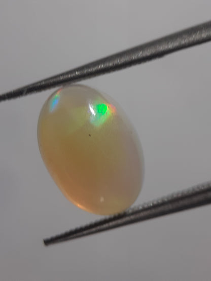 Natural White Opal - play of color - 1.71 ct - oval - unheated - certified by NGB - Natural Gems Belgium