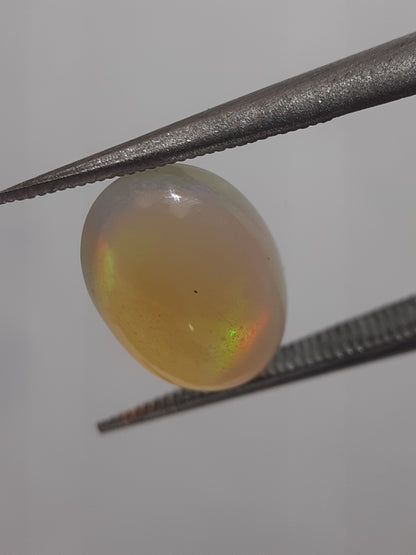 Natural White Opal - play of color - 1.71 ct - oval - unheated - certified by NGB - Natural Gems Belgium