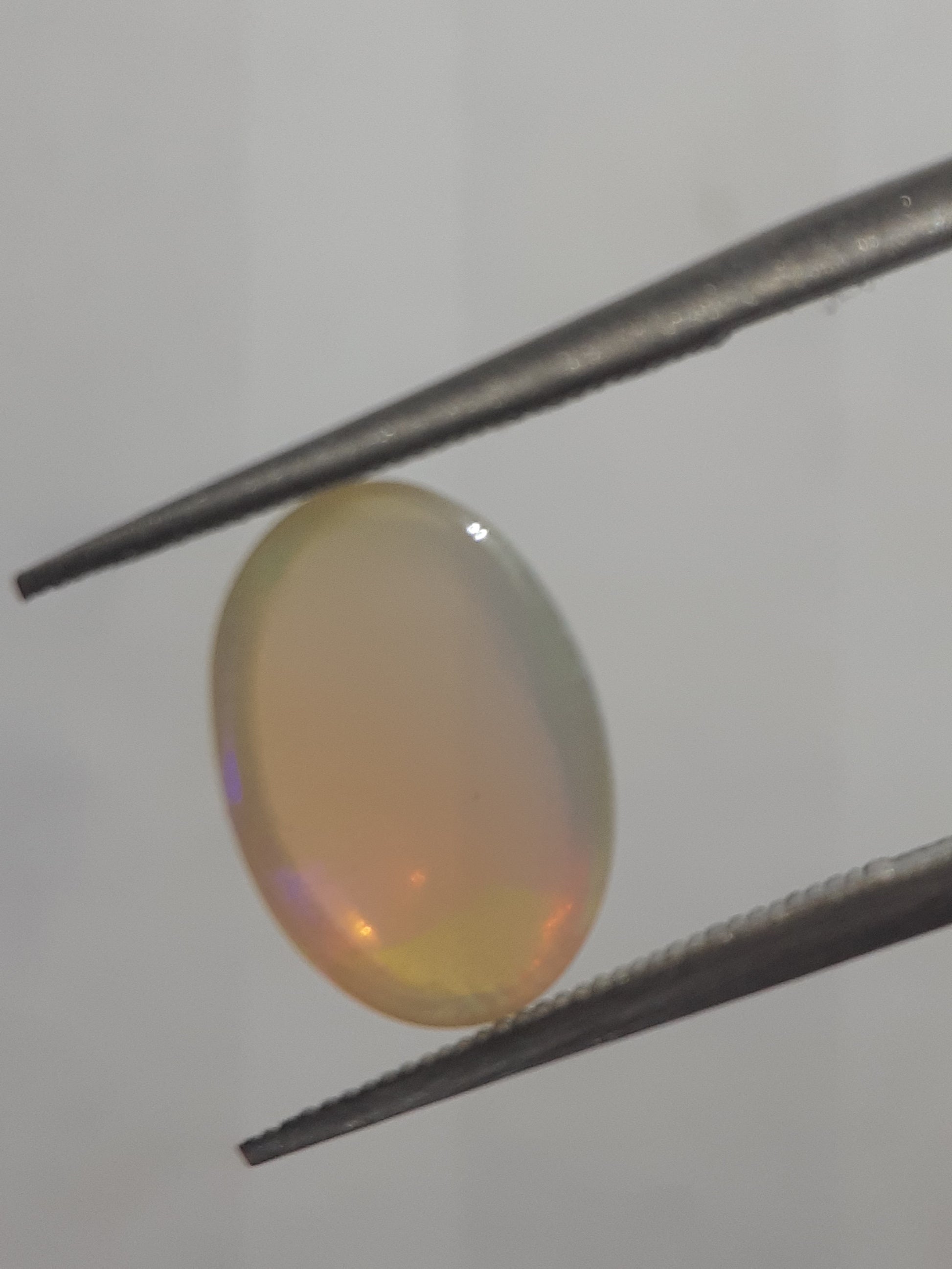 Natural White Opal - play of color - 1.71 ct - oval - unheated - certified by NGB - Natural Gems Belgium