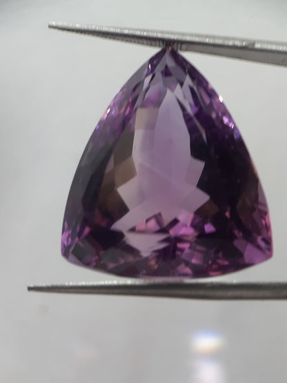 Natural pinkish purple Amethyst - 38.20 ct - trillion - unheated - certified by NGB - Natural Gems Belgium