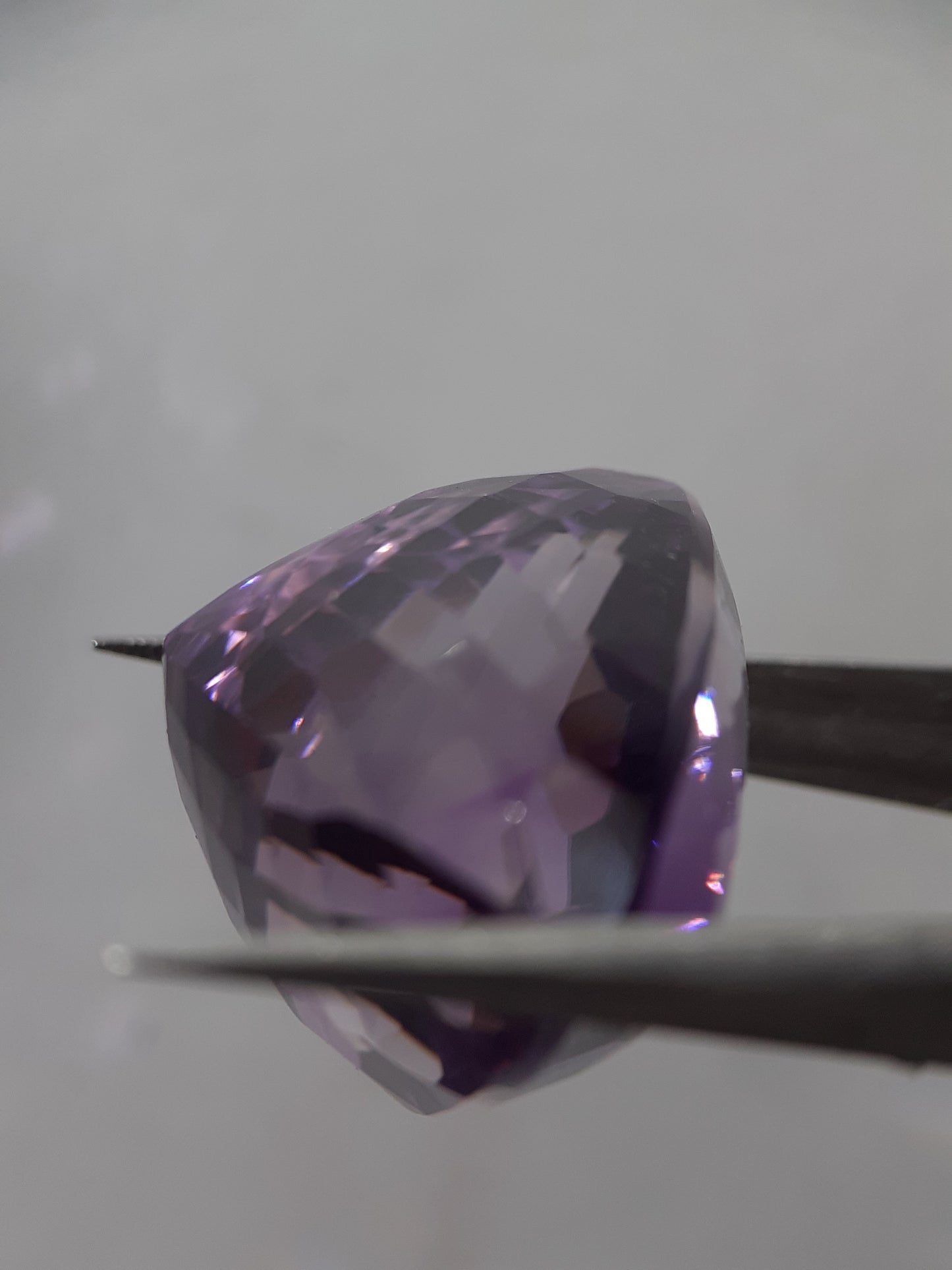 Natural pinkish purple Amethyst - 38.20 ct - trillion - unheated - certified by NGB - Natural Gems Belgium