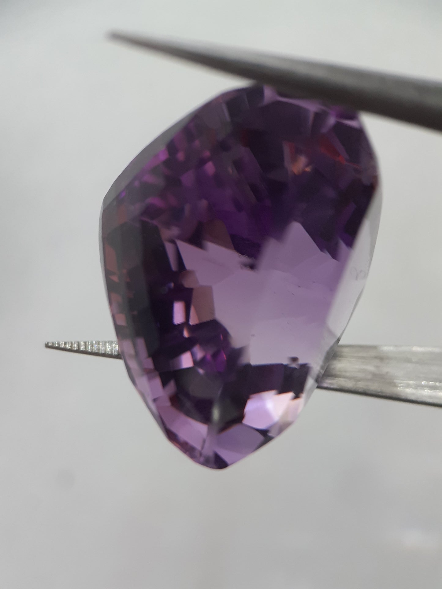 Natural pinkish purple Amethyst - 38.20 ct - trillion - unheated - certified by NGB - Natural Gems Belgium