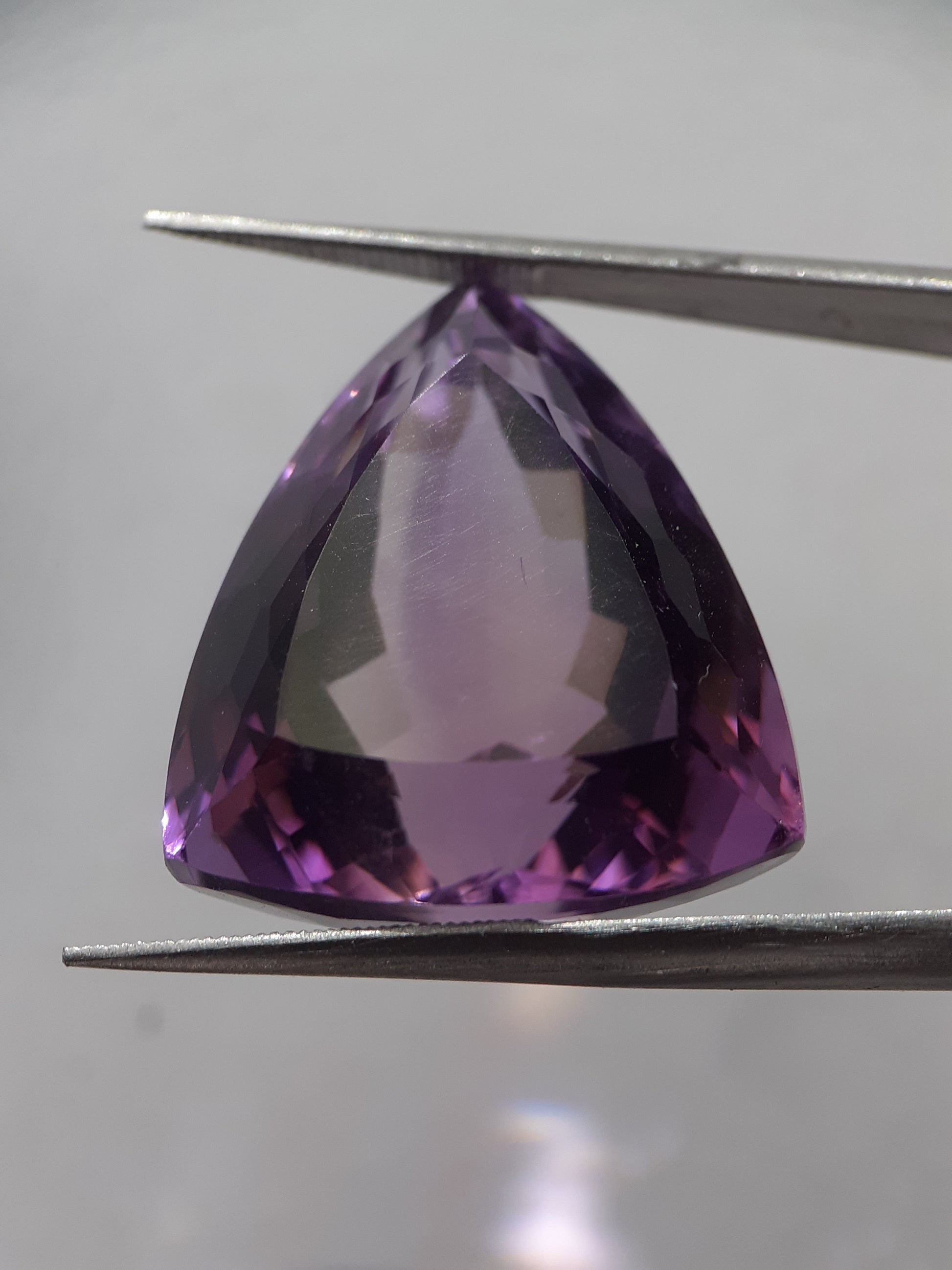 Natural pinkish purple Amethyst - 38.20 ct - trillion - unheated - certified by NGB - Natural Gems Belgium