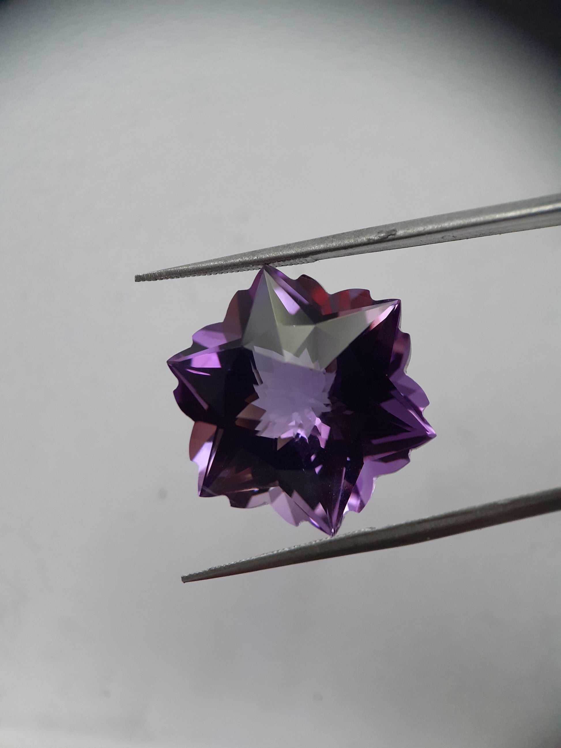 Natural medium to deep purple Amethyst - 19.14 ct - hexagon - unheated - certified by NGB - Natural Gems Belgium