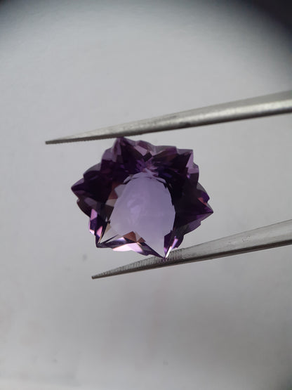 Natural medium to deep purple Amethyst - 19.14 ct - hexagon - unheated - certified by NGB - Natural Gems Belgium