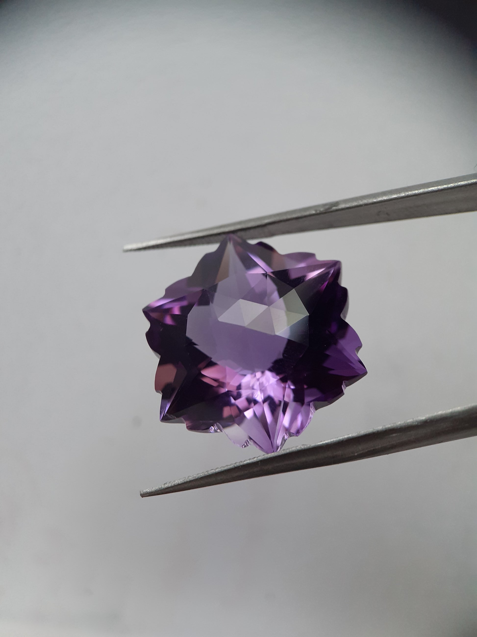 Natural medium to deep purple Amethyst - 19.14 ct - hexagon - unheated - certified by NGB - Natural Gems Belgium