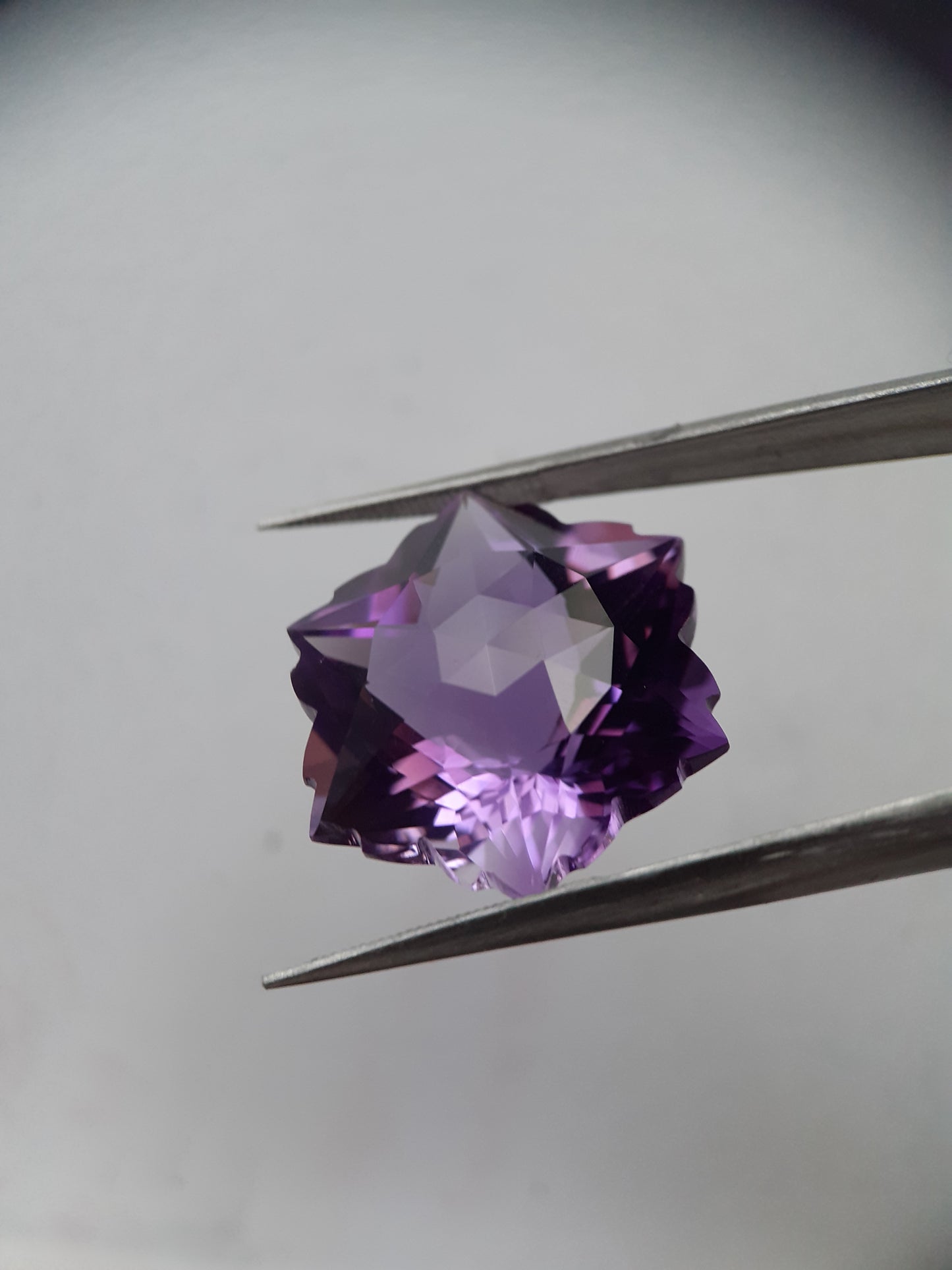 Natural medium to deep purple Amethyst - 19.14 ct - hexagon - unheated - certified by NGB - Natural Gems Belgium