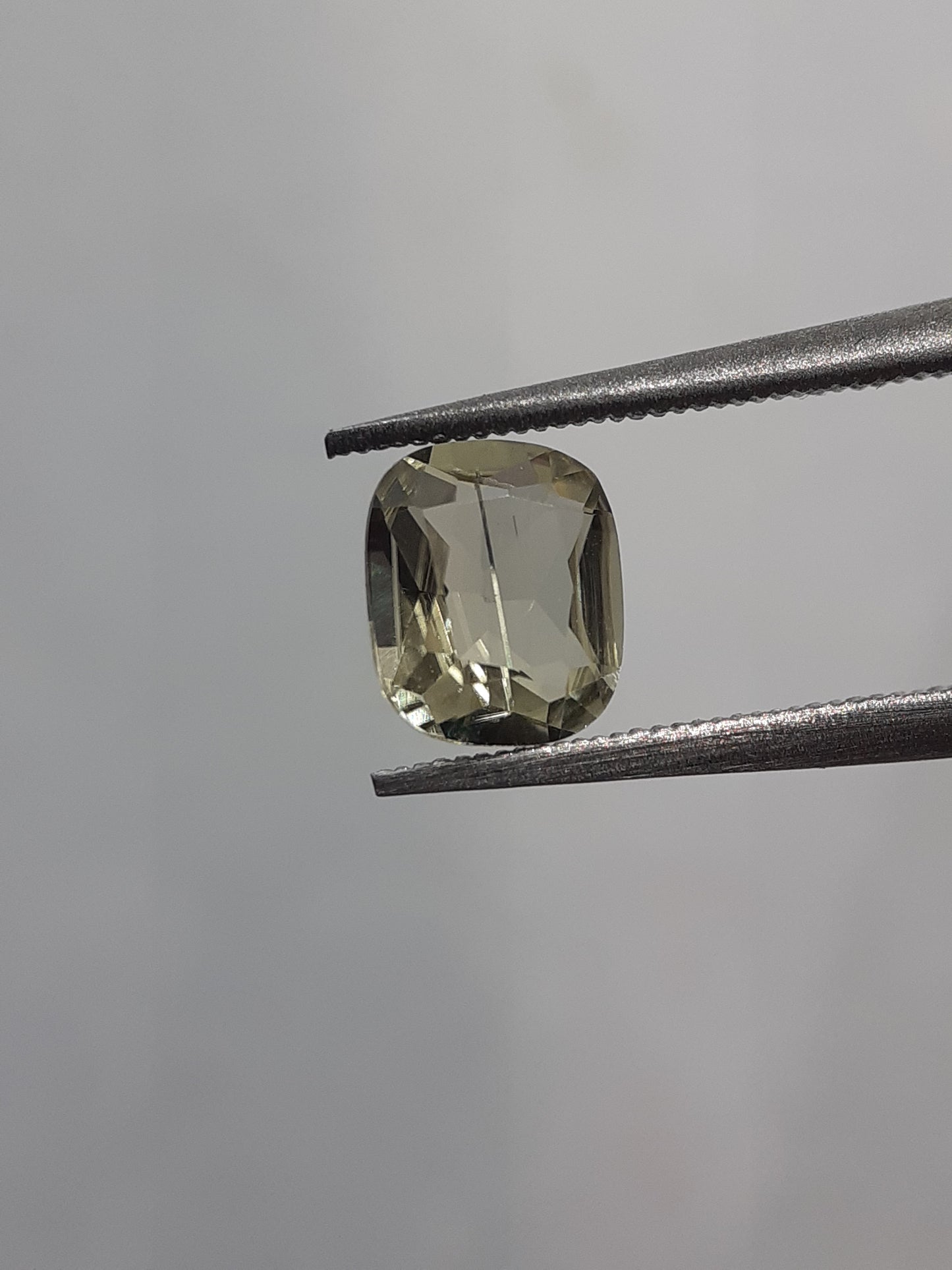 Natural Yellowish green Diaspore - 0.66 ct - Cushion - unheated - needle inclusion - certified by NGB - Natural Gems Belgium